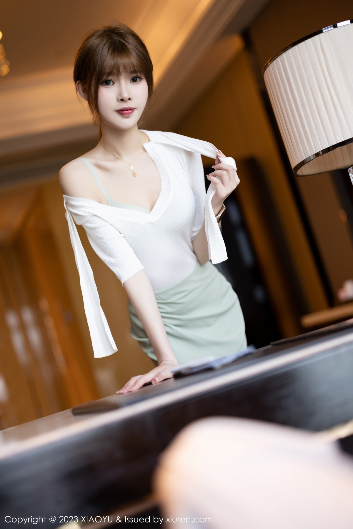 Xgyw.Net_[XiaoYu画语界]Vol.939_模特77qiqi白色上衣配蓝短裙半脱露浅色内衣配原色丝袜诱惑写真90P