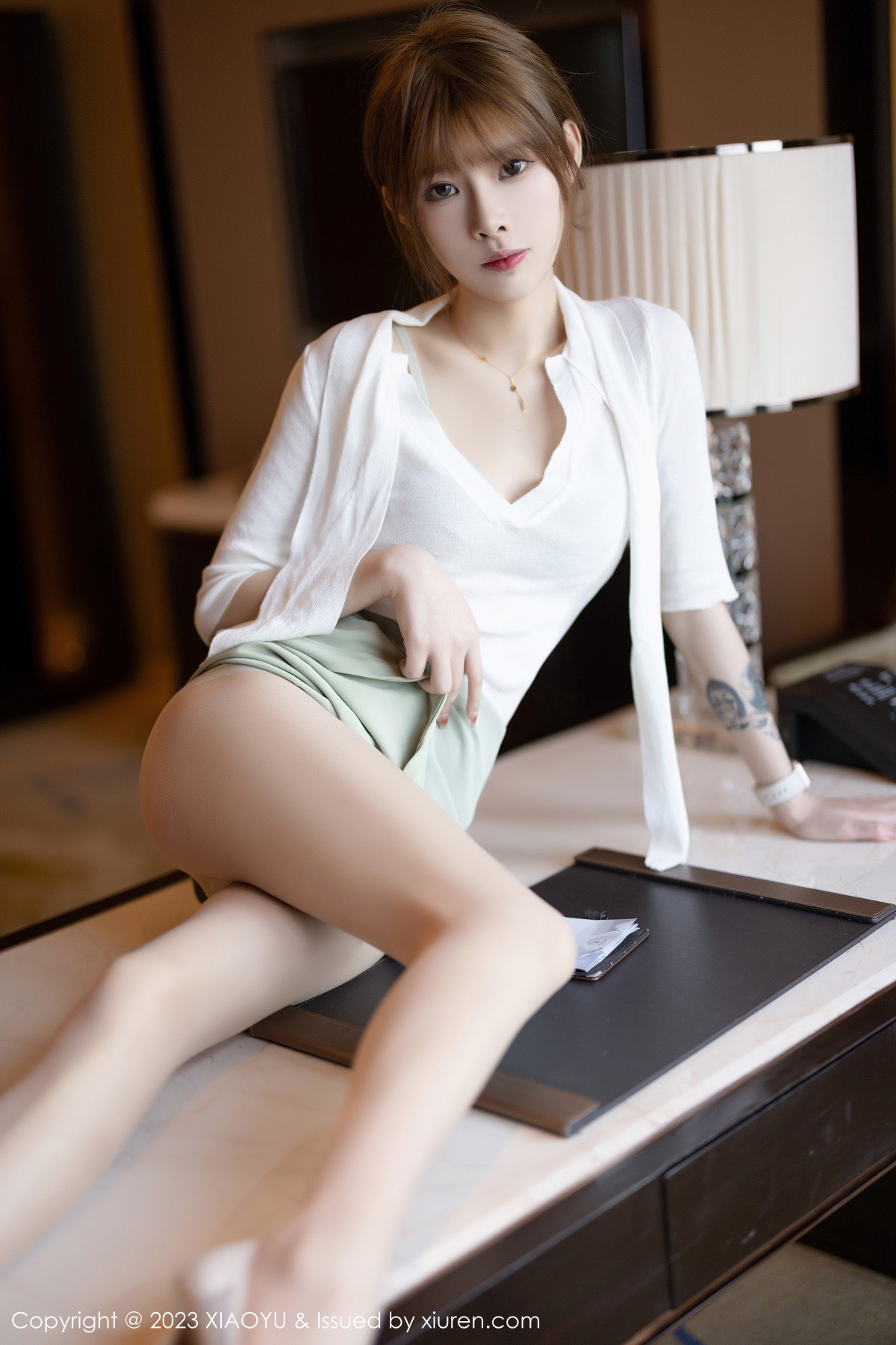 Xgyw.Net_[XiaoYu画语界]Vol.939_模特77qiqi白色上衣配蓝短裙半脱露浅色内衣配原色丝袜诱惑写真90P