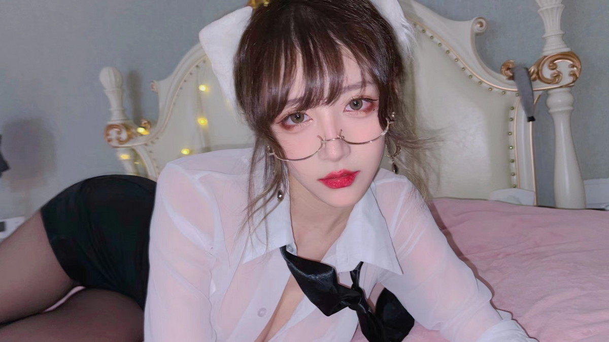 Xgyw.Net_人气Coser啾小妍合集主题私房性感服饰系列秀完美身材翘臀美腿迷人诱惑写真328P