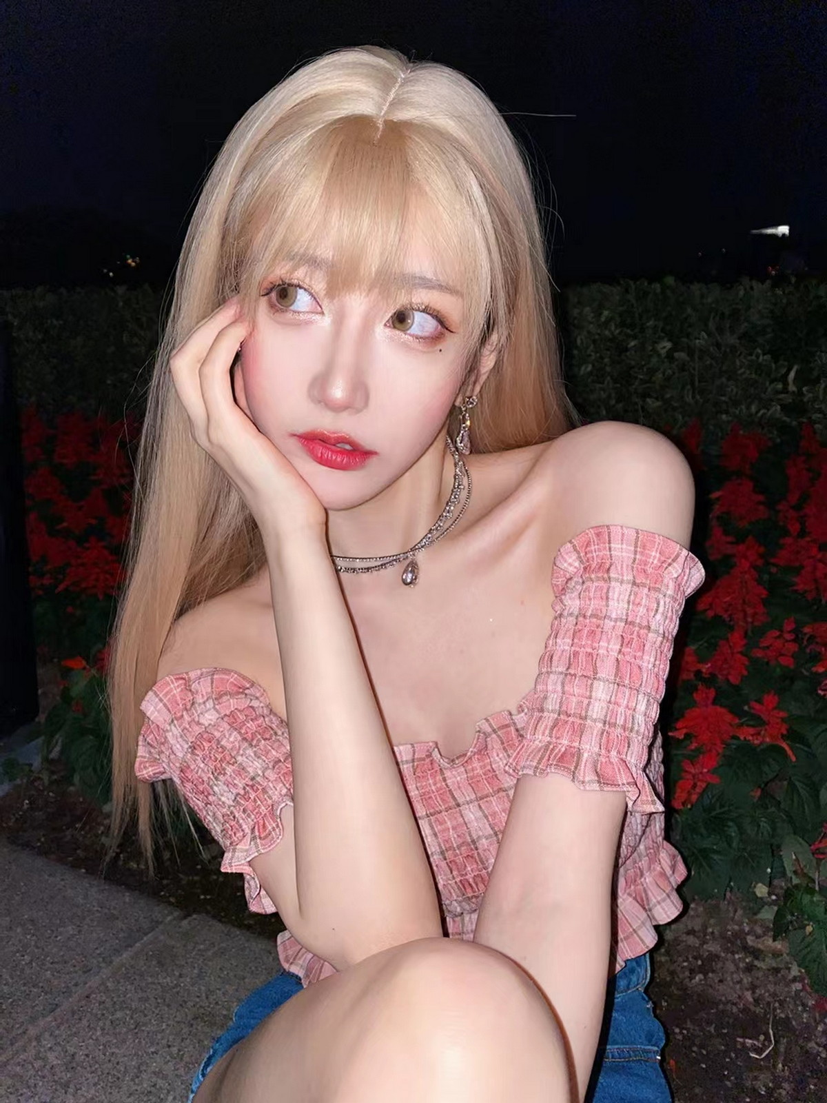 Xgyw.Net_人气Coser啾小妍合集主题私房性感服饰系列秀完美身材翘臀美腿迷人诱惑写真328P