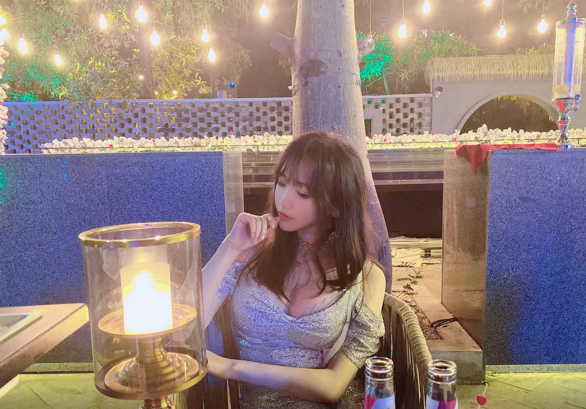 Xgyw.Net_人气Coser啾小妍合集主题私房性感服饰系列秀完美身材翘臀美腿迷人诱惑写真328P