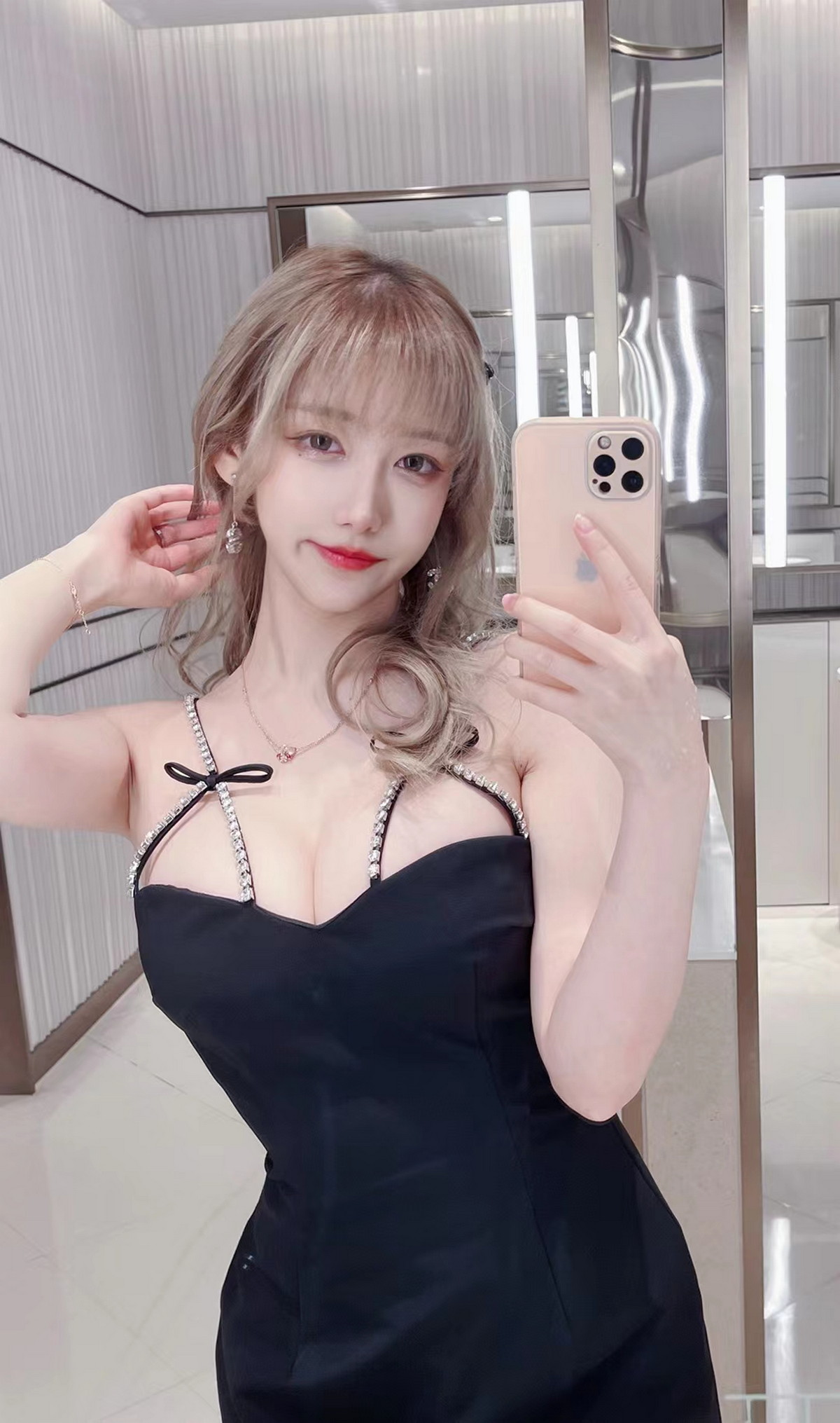 Xgyw.Net_人气Coser啾小妍合集主题私房性感服饰系列秀完美身材翘臀美腿迷人诱惑写真328P