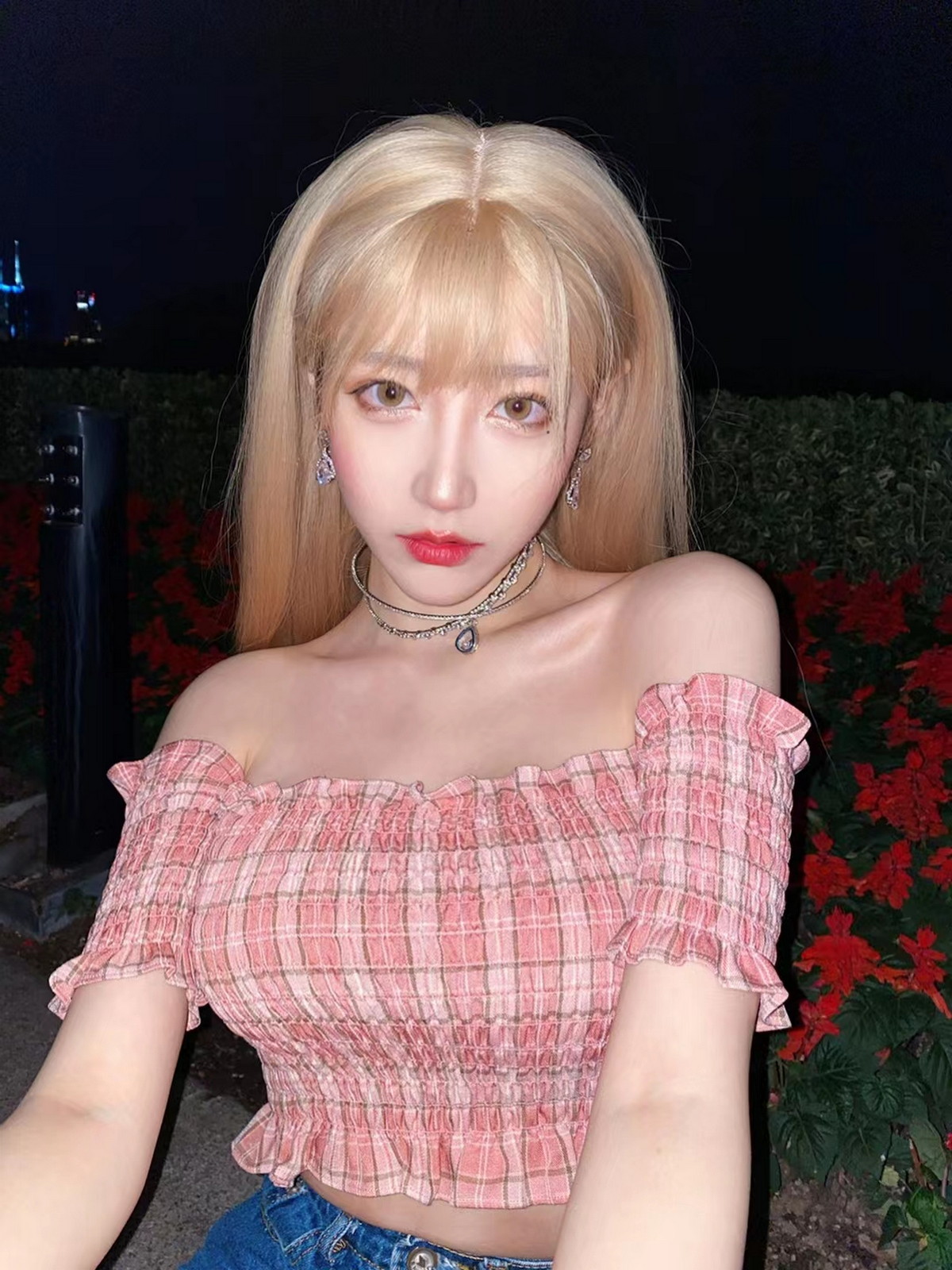 Xgyw.Net_人气Coser啾小妍合集主题私房性感服饰系列秀完美身材翘臀美腿迷人诱惑写真328P