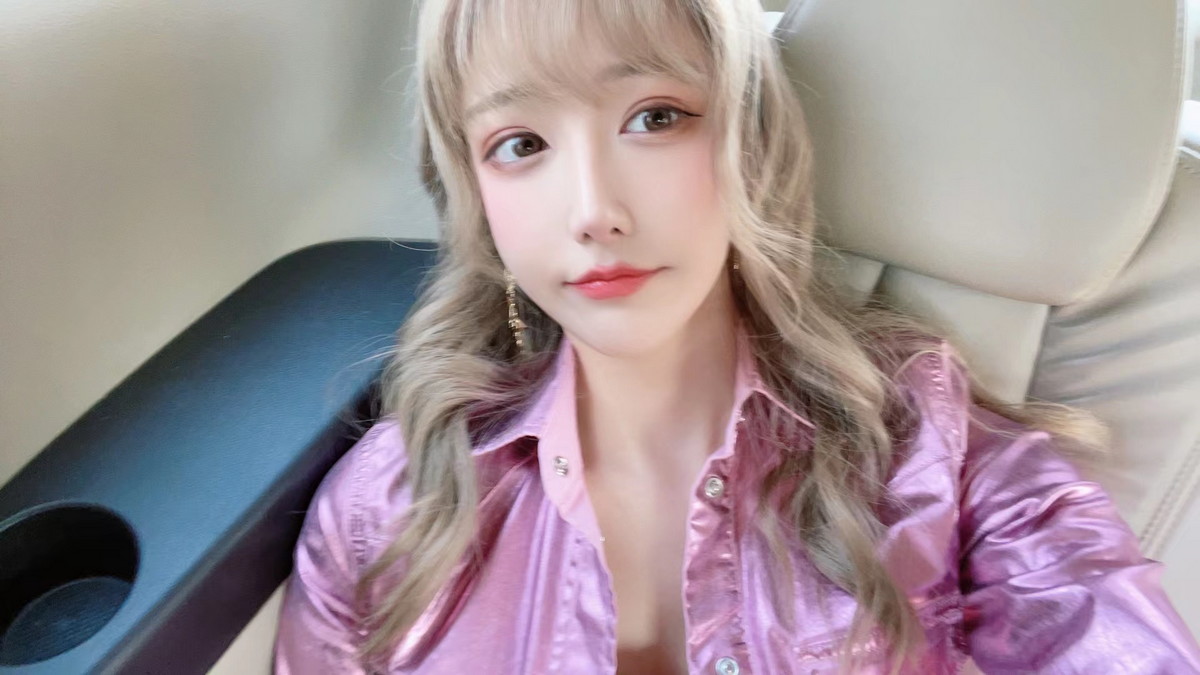 Xgyw.Net_人气Coser啾小妍合集主题私房性感服饰系列秀完美身材翘臀美腿迷人诱惑写真328P
