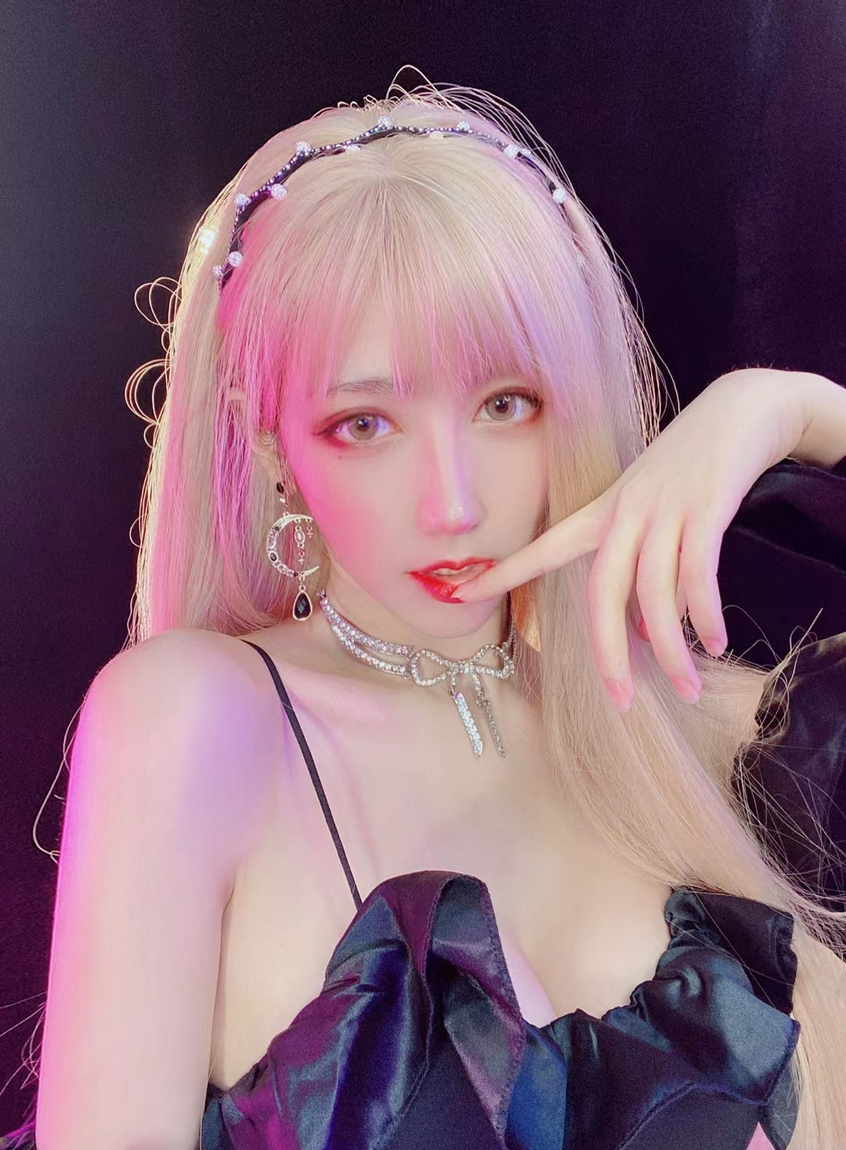 Xgyw.Net_人气Coser啾小妍合集主题私房性感服饰系列秀完美身材翘臀美腿迷人诱惑写真328P