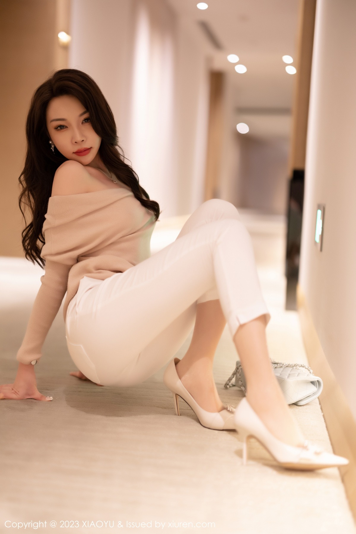 Xgyw.Net_[XiaoYu画语界]Vol.940_女神徐莉芝Booty浅暖色上衣配白色长裤露白色刺绣内衣诱惑写真93P