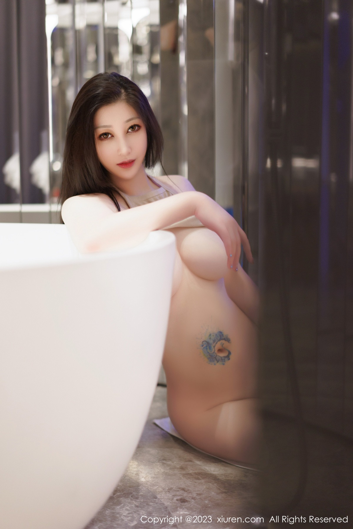 Xgyw.Net_XiuRen第6098期_女神妲己_Toxic三亚旅拍游艇场景性感服饰秀雪峰美臀诱惑写真99P