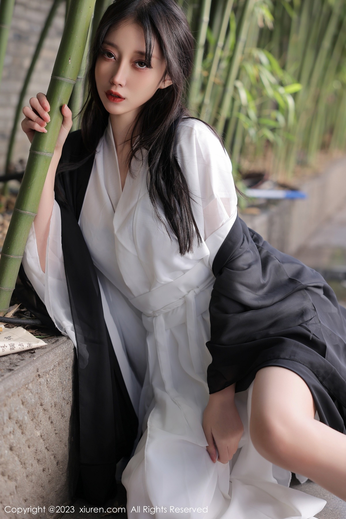 Xgyw.Net_XiuRen第6094期_模特玥儿玥er海南旅拍脱白色古装服饰露性感内衣撩人诱惑写真55P