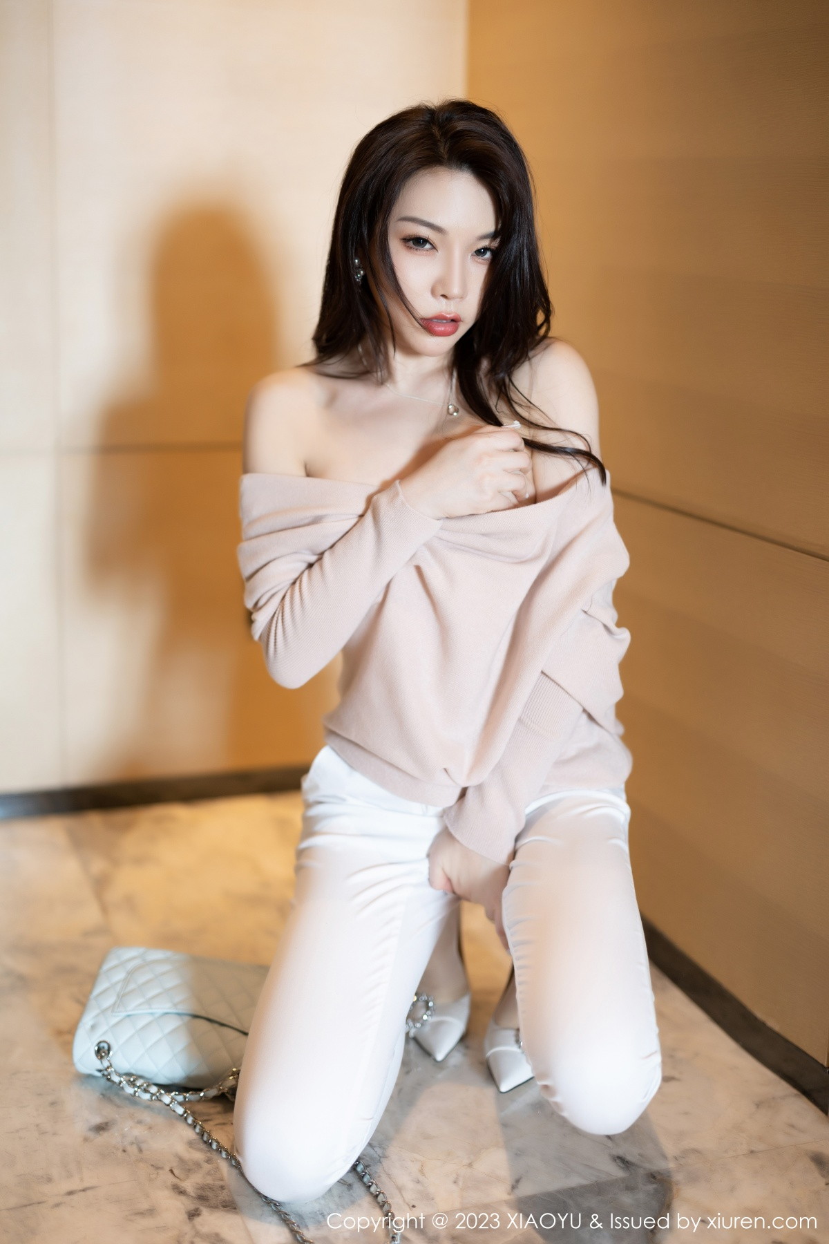 Xgyw.Net_[XiaoYu画语界]Vol.940_女神徐莉芝Booty浅暖色上衣配白色长裤露白色刺绣内衣诱惑写真93P