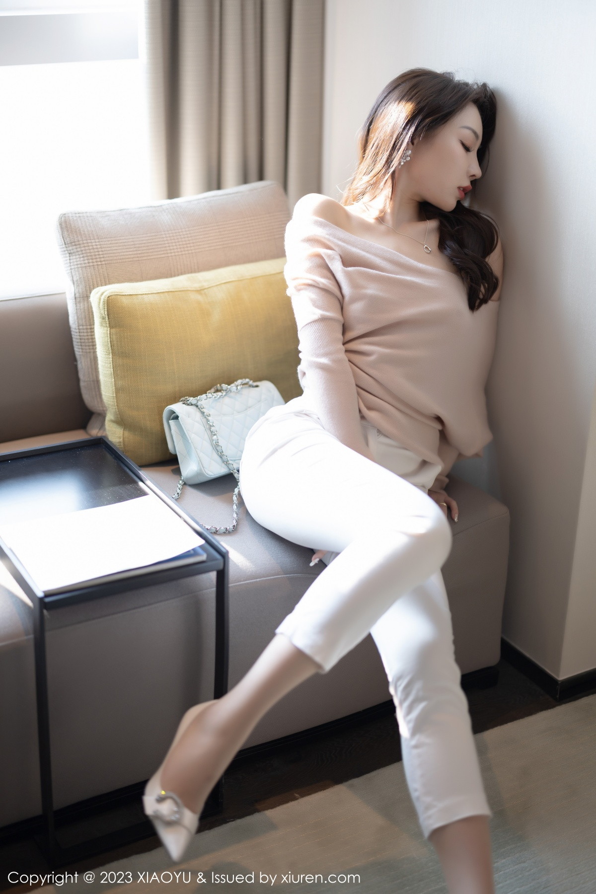 Xgyw.Net_[XiaoYu画语界]Vol.940_女神徐莉芝Booty浅暖色上衣配白色长裤露白色刺绣内衣诱惑写真93P