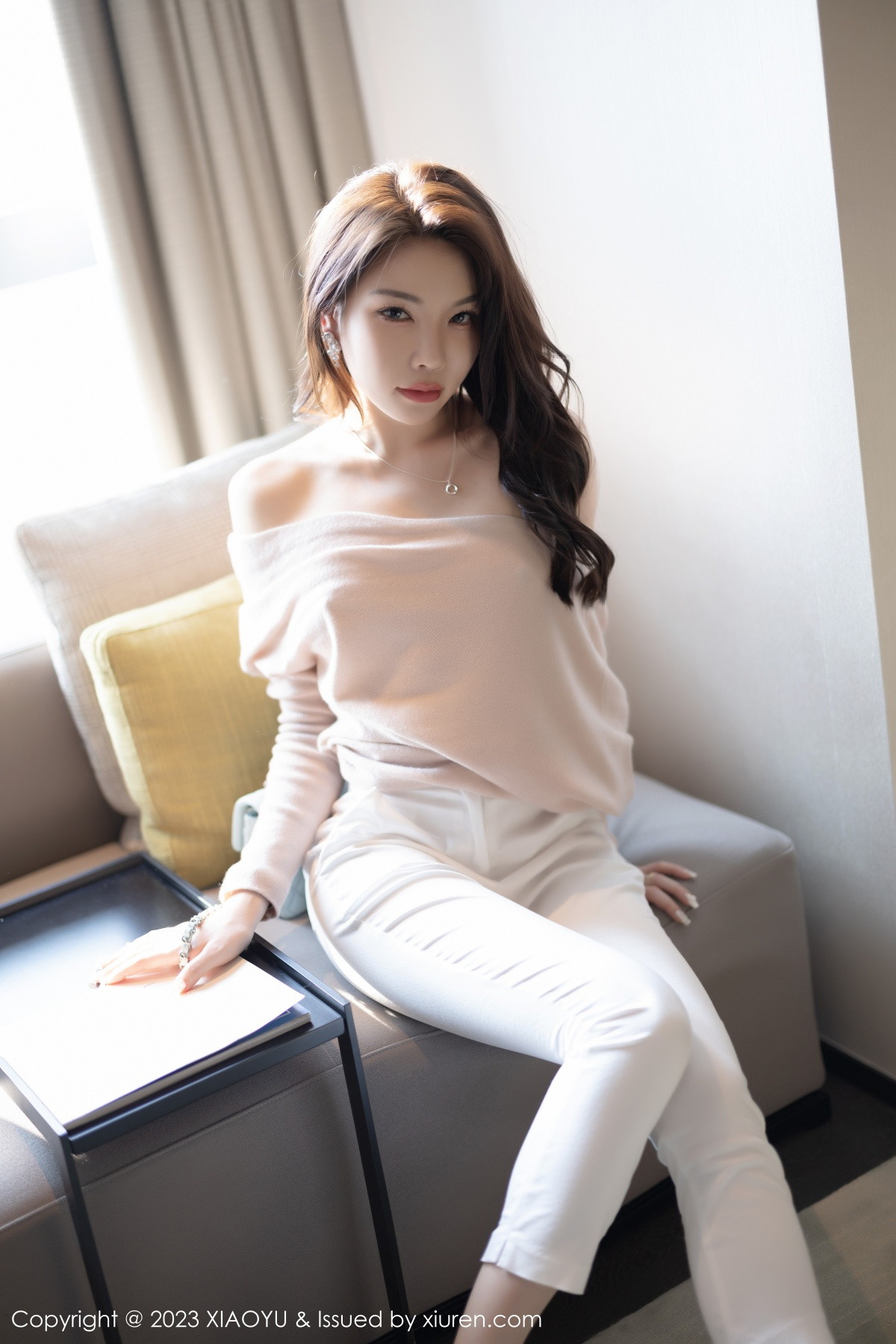 Xgyw.Net_[XiaoYu画语界]Vol.940_女神徐莉芝Booty浅暖色上衣配白色长裤露白色刺绣内衣诱惑写真93P