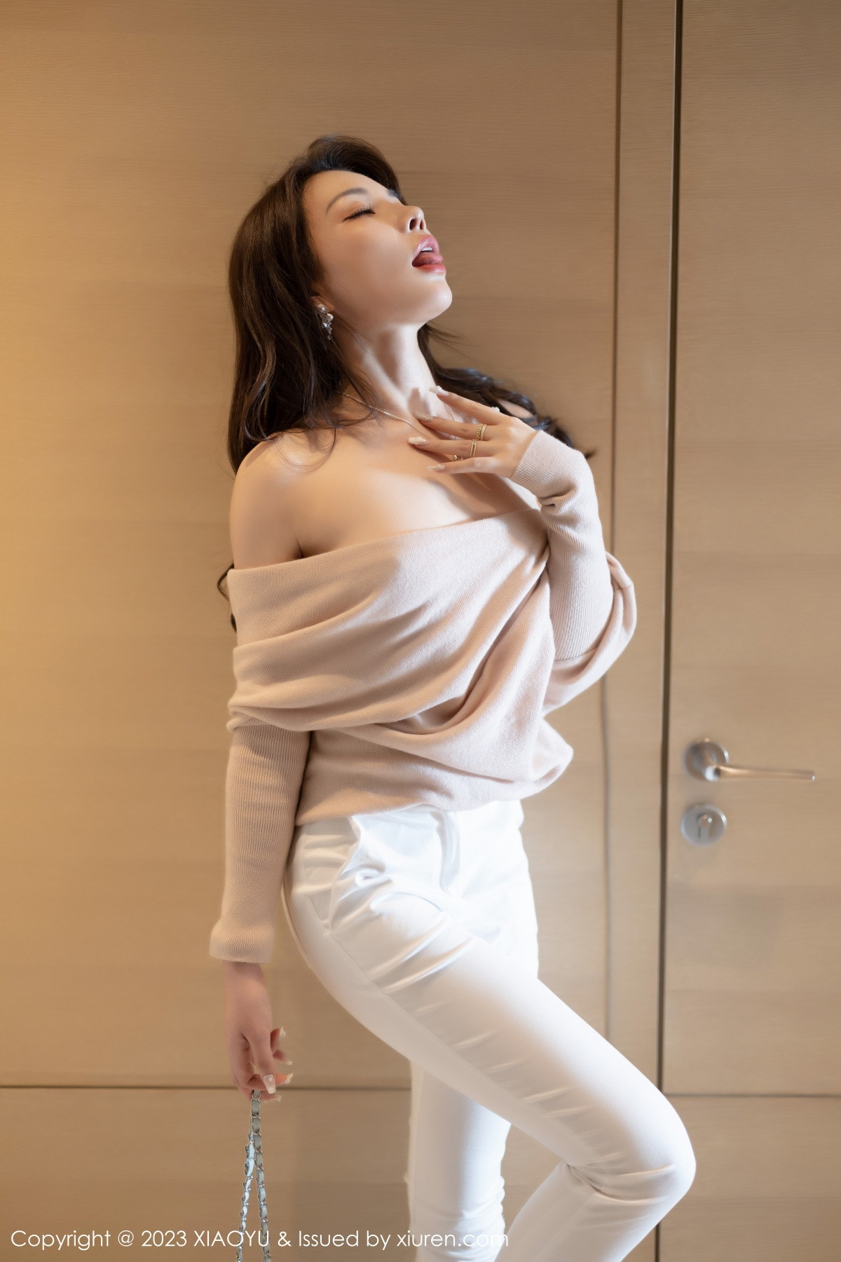 Xgyw.Net_[XiaoYu画语界]Vol.940_女神徐莉芝Booty浅暖色上衣配白色长裤露白色刺绣内衣诱惑写真93P