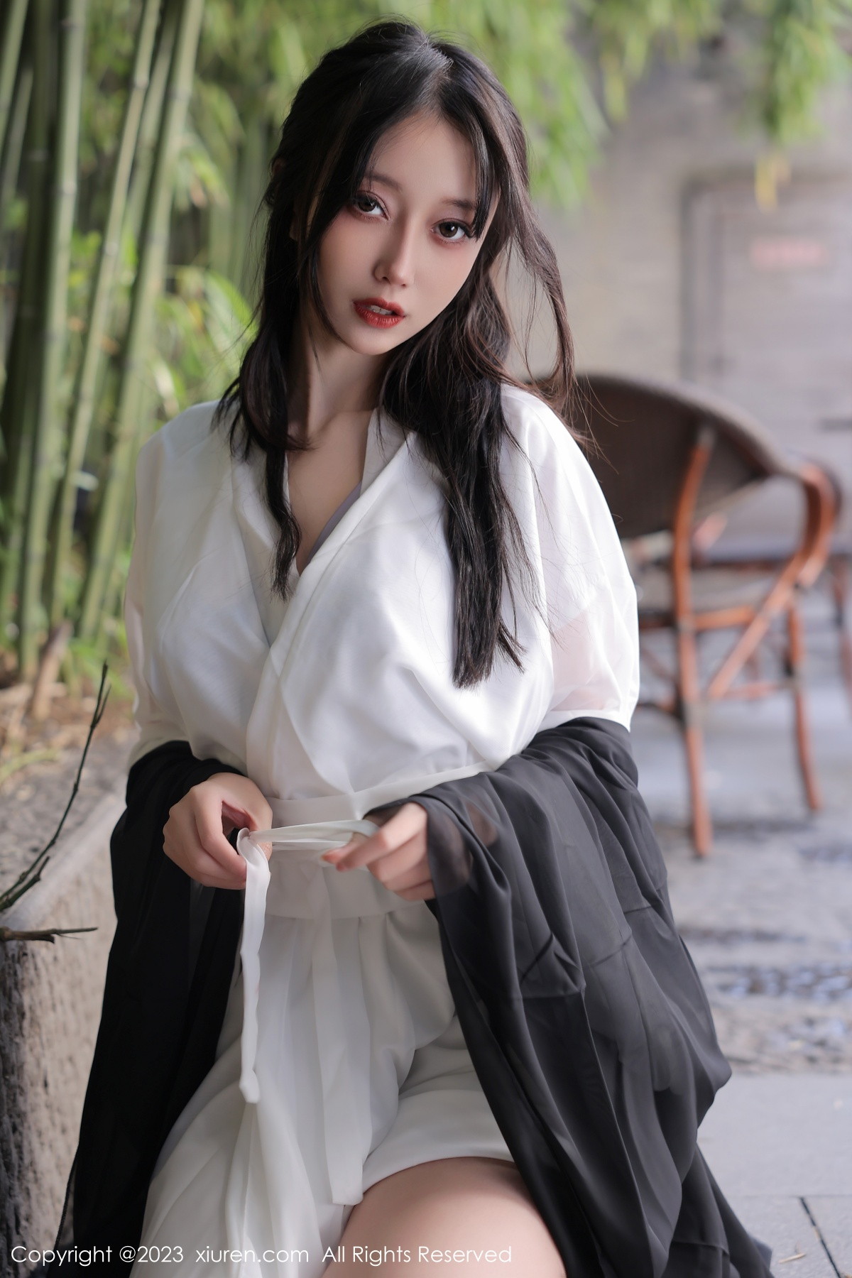 Xgyw.Net_XiuRen第6094期_模特玥儿玥er海南旅拍脱白色古装服饰露性感内衣撩人诱惑写真55P