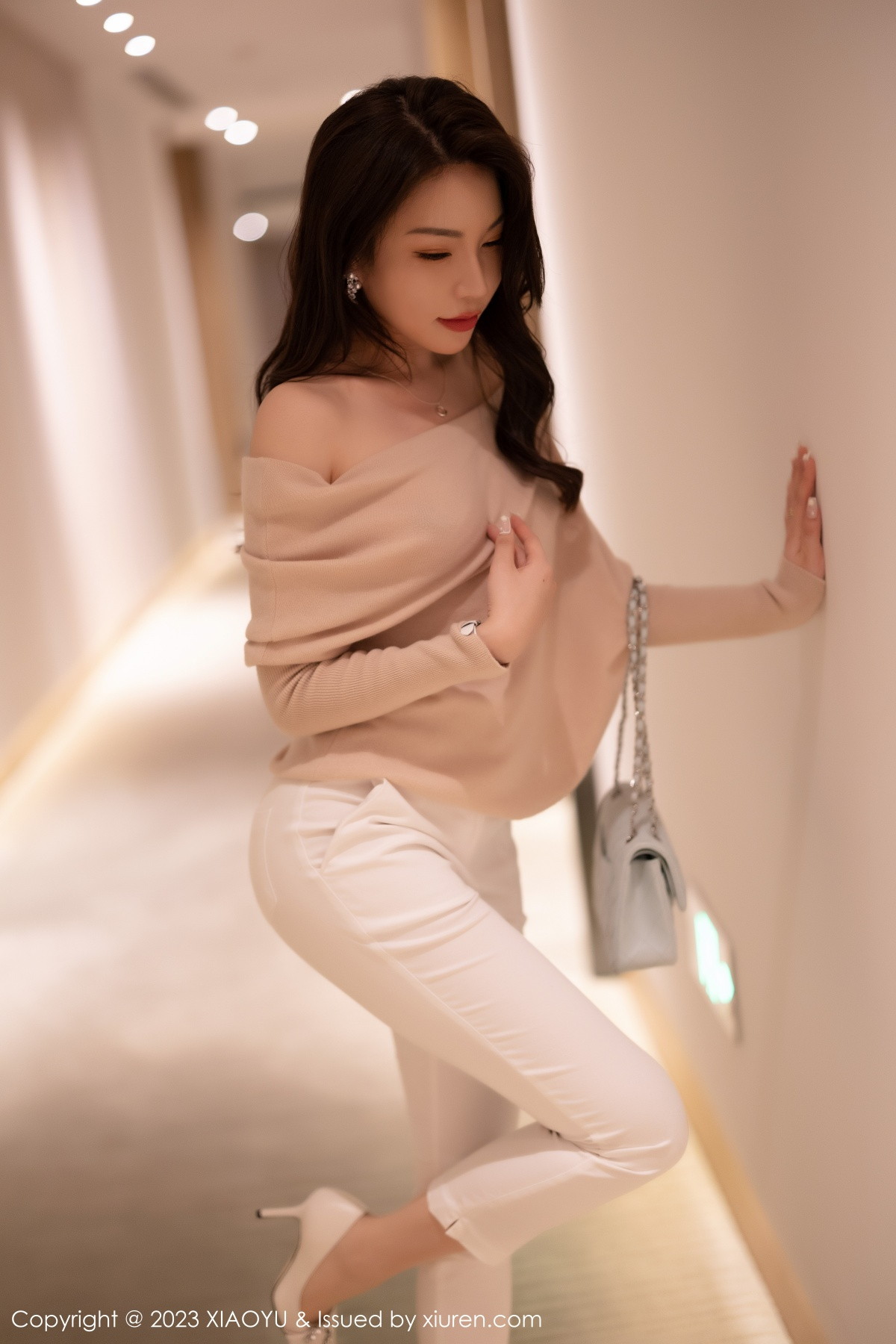 Xgyw.Net_[XiaoYu画语界]Vol.940_女神徐莉芝Booty浅暖色上衣配白色长裤露白色刺绣内衣诱惑写真93P