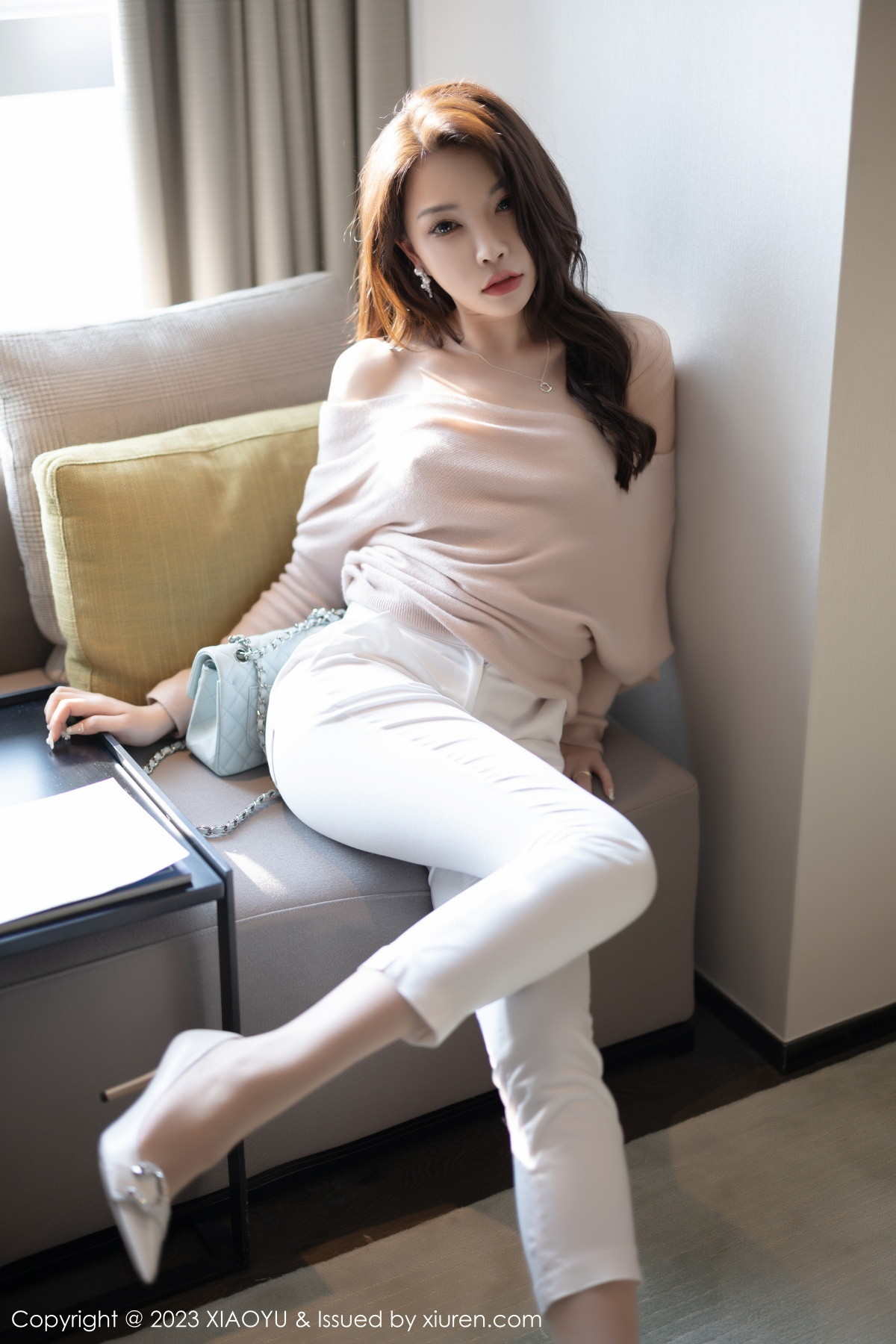 Xgyw.Net_[XiaoYu画语界]Vol.940_女神徐莉芝Booty浅暖色上衣配白色长裤露白色刺绣内衣诱惑写真93P