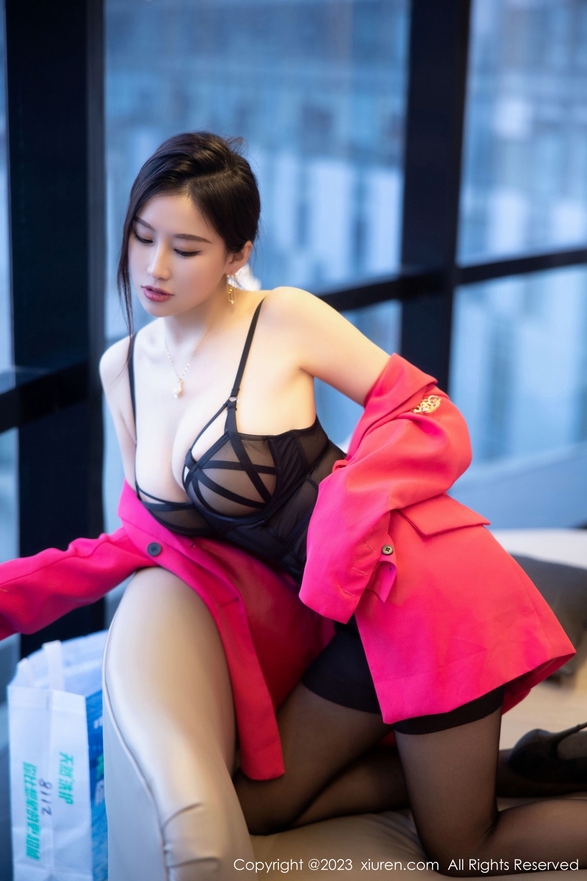 Xgyw.Net_XiuRen第6103期_模特月音瞳性感黑色情趣吊带服配超薄黑丝秀雪峰美腿诱惑写真93P