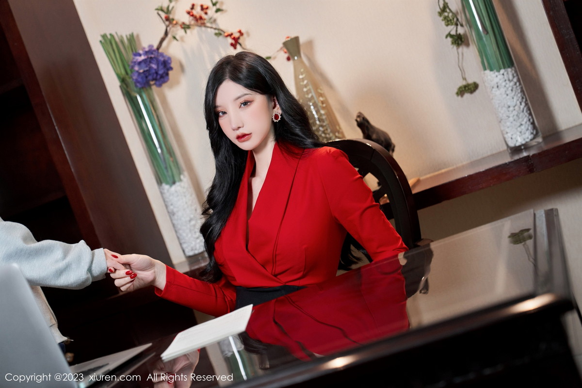 Xgyw.Net_XiuRen第6101期_女神周于希Sally办公室秘密主题脱制服露黑色蕾丝内衣诱惑写真84P