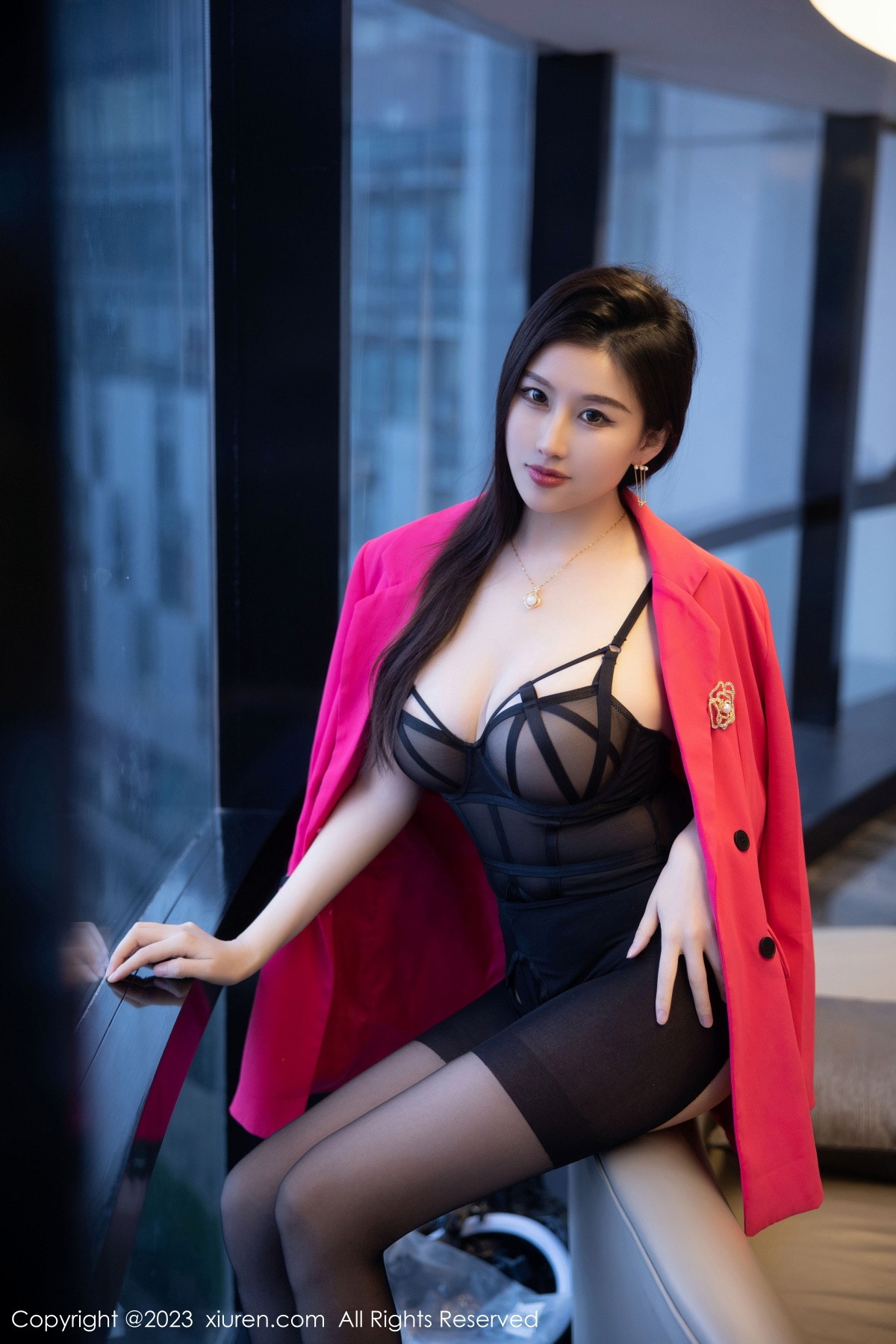 Xgyw.Net_XiuRen第6103期_模特月音瞳性感黑色情趣吊带服配超薄黑丝秀雪峰美腿诱惑写真93P