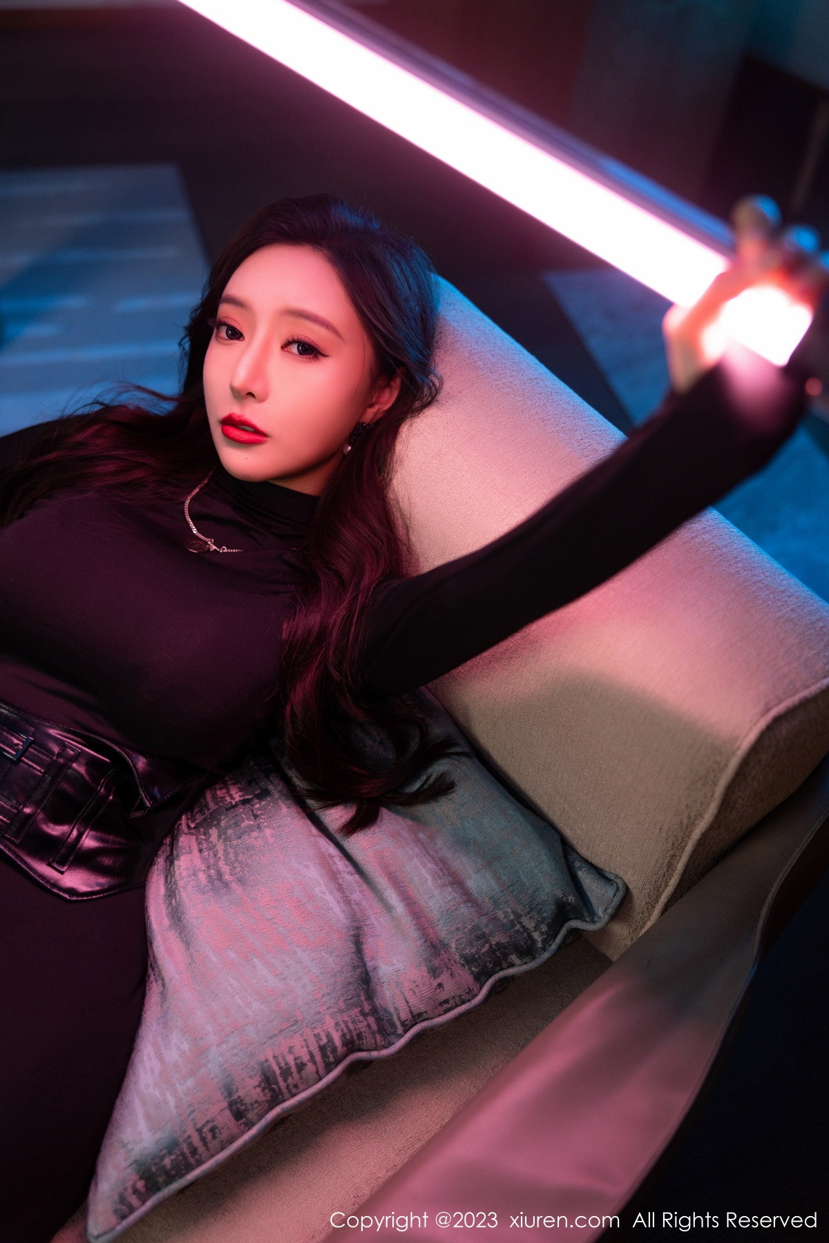 Xgyw.Net_XiuRen第6099期_女神王馨瑶yanni黑色紧身服饰露暗红色蕾丝内衣完美诱惑写真77P