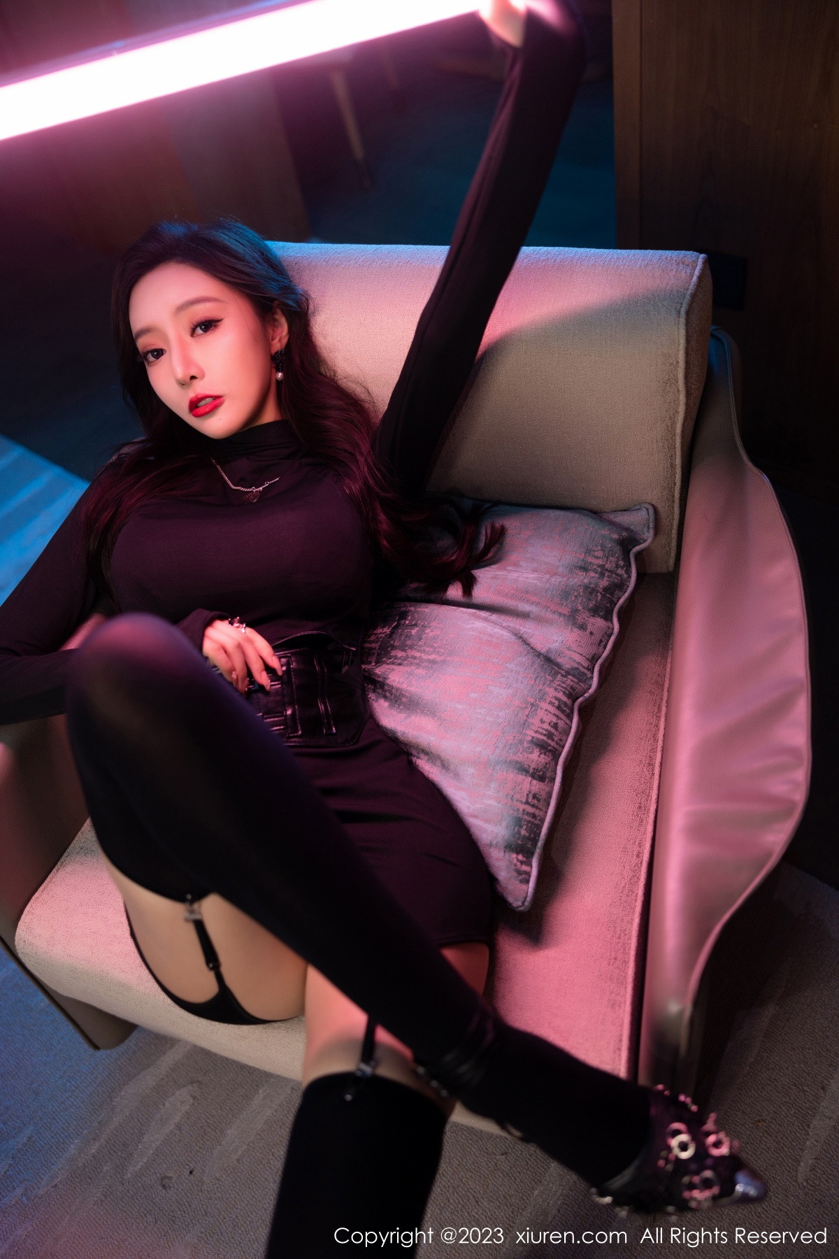 Xgyw.Net_XiuRen第6099期_女神王馨瑶yanni黑色紧身服饰露暗红色蕾丝内衣完美诱惑写真77P