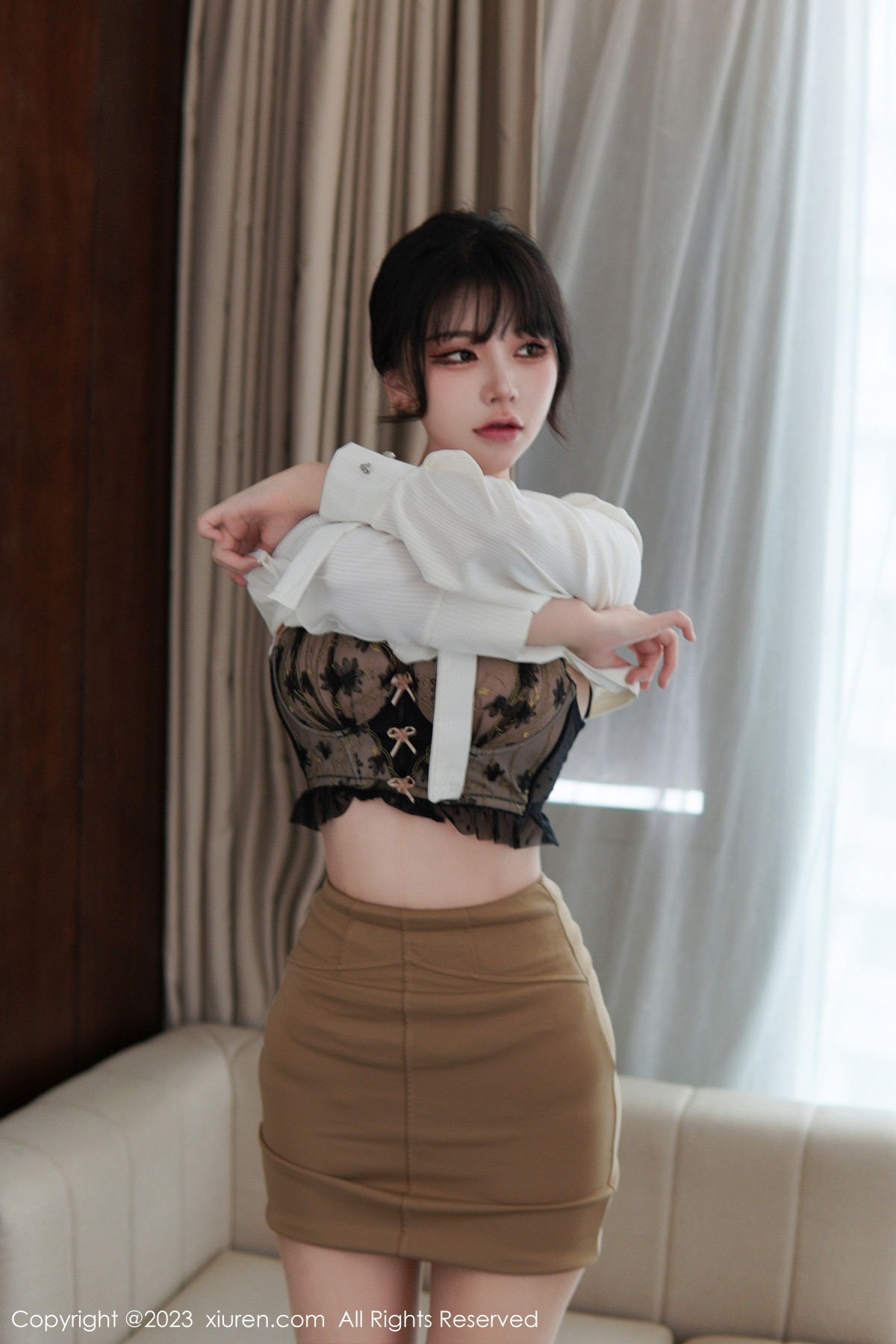 Xgyw.Net_XiuRen第6111期_模特桃桃子_性感白T配黄色短裙露蕾丝内衣配开档肉丝诱惑写真86P