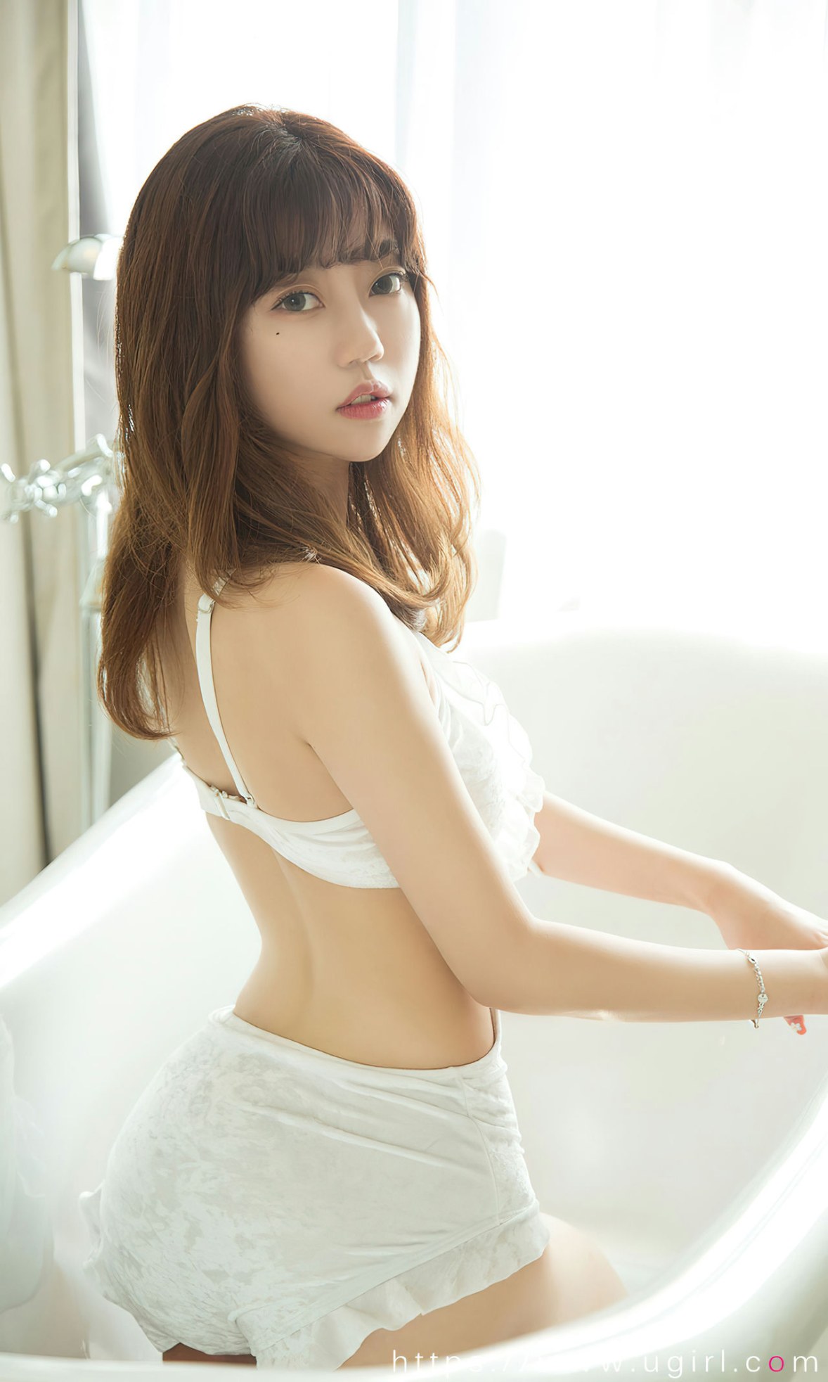 Xgyw.Net_[Ugirls爱尤物]No.2495_模特甜心私房浴室性感白色内衣 草莓上衣秀完美身材诱惑写真35P