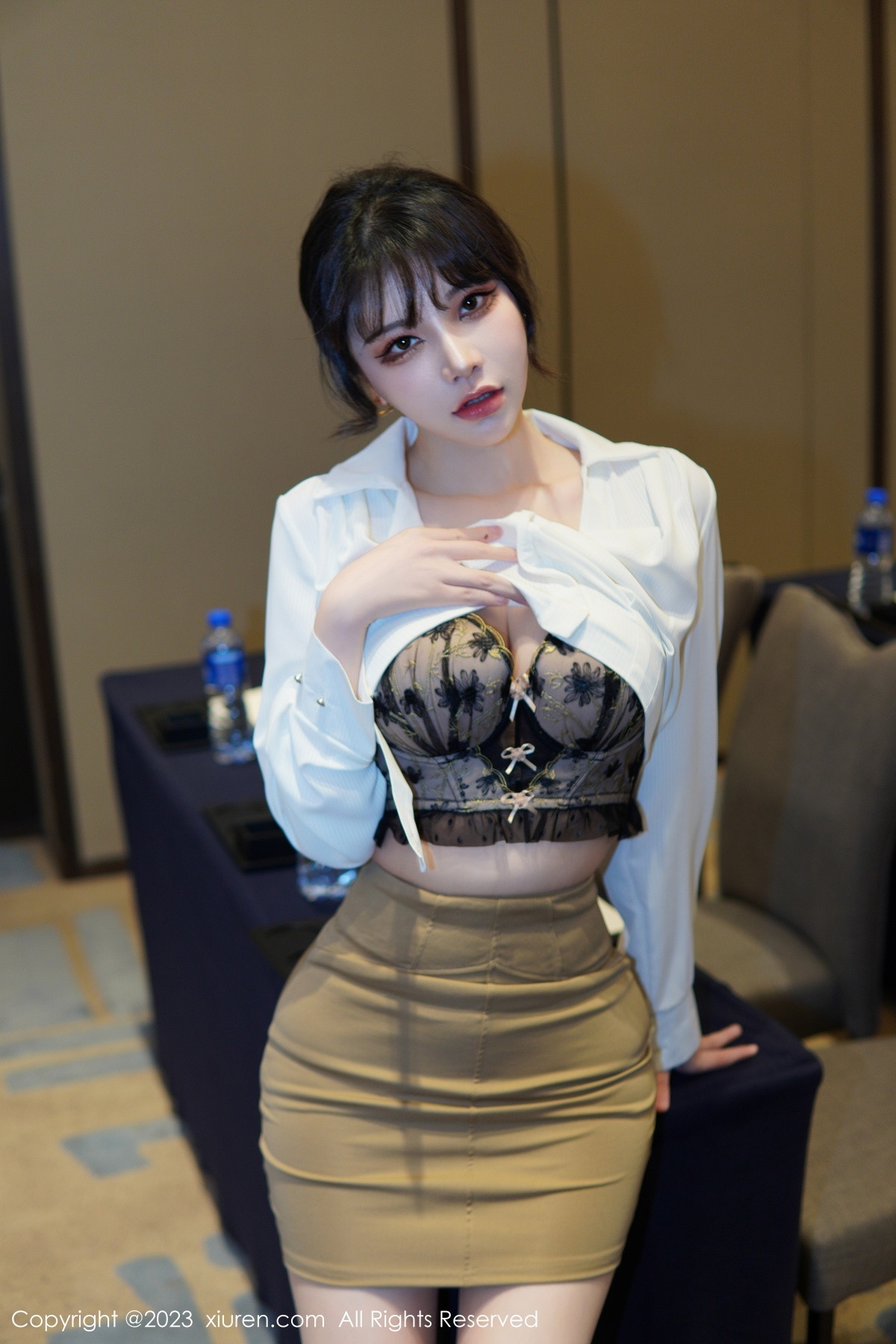 Xgyw.Net_XiuRen第6111期_模特桃桃子_性感白T配黄色短裙露蕾丝内衣配开档肉丝诱惑写真86P