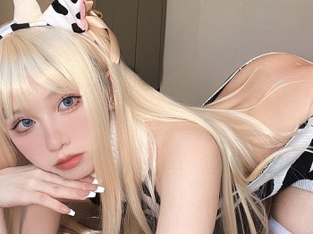 动漫博主果咩酱小奶牛主题私人性感露背毛衣配白丝袜秀蜜桃臀美腿惹火骚扰写真33P