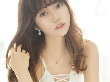 [Ugirls爱极品]No.2495_车模甜心私人洗手间性感白色内衣 草莓上衣秀完美身材骚扰写真35P