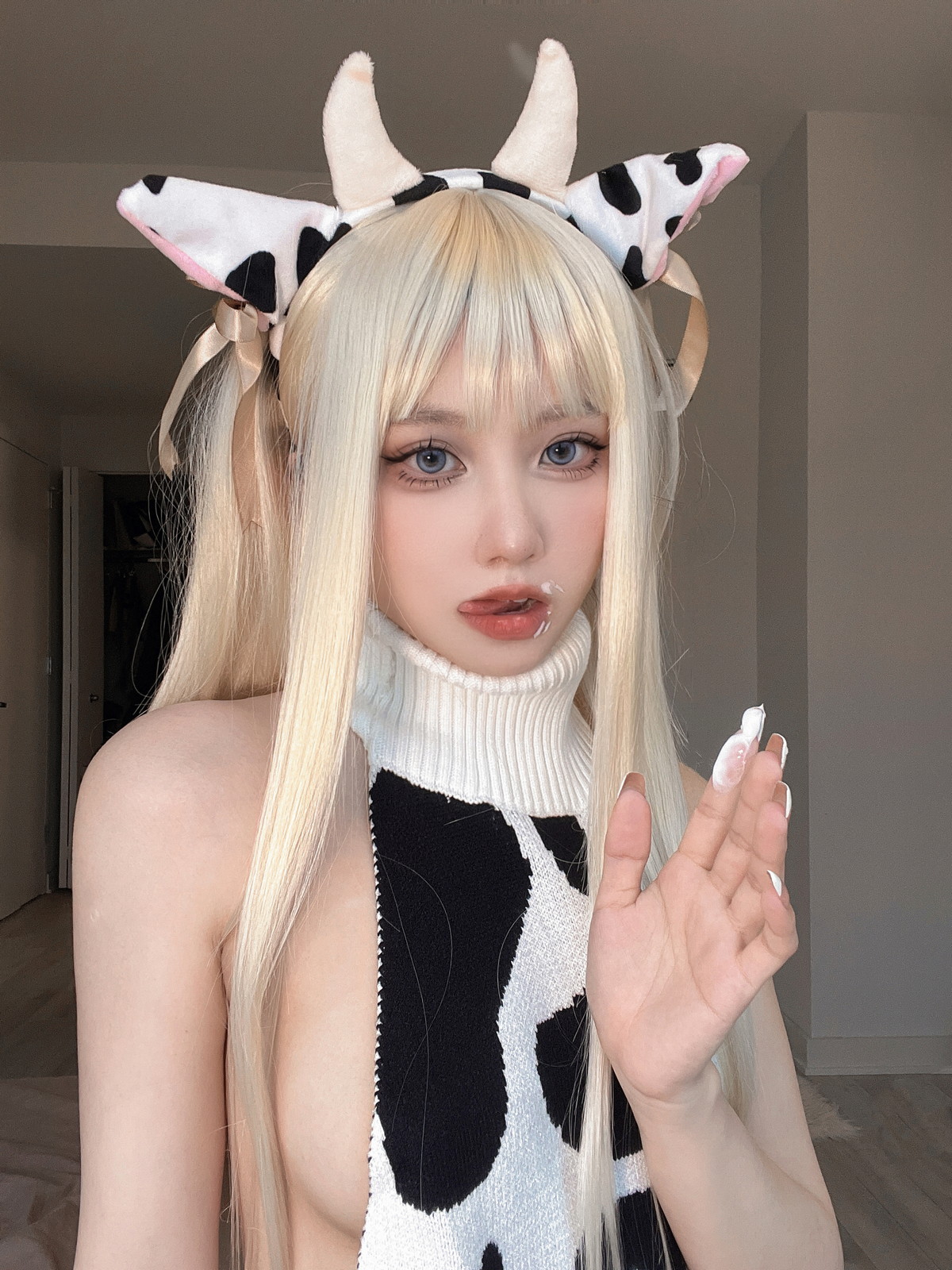 Xgyw.Net_动漫博主果咩酱小奶牛主题私房性感露背毛衣配白丝袜秀翘臀美腿惹火诱惑写真33P