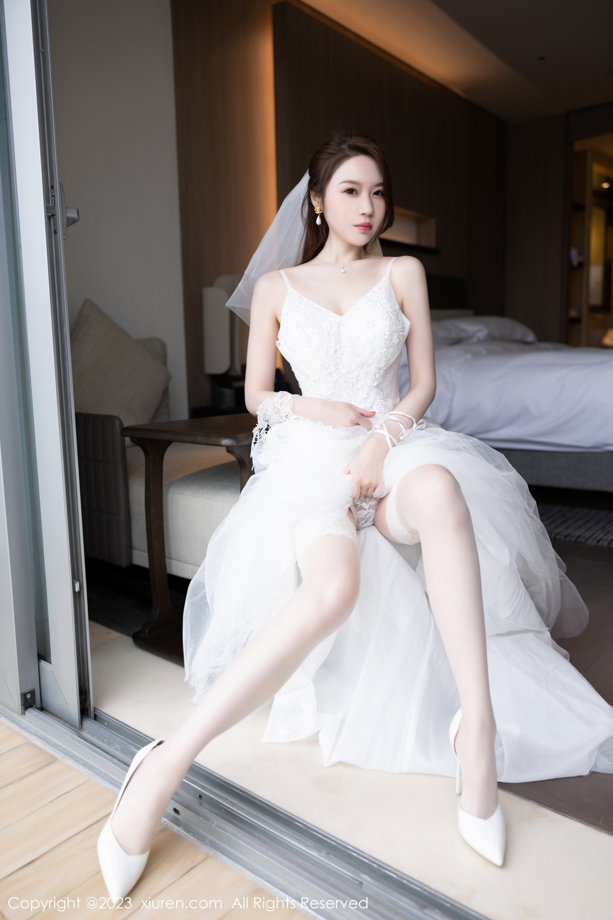 Xgyw.Net_XiuRen第6120期_模特梦心玥性感白色婚纱服饰配白丝袜秀高挑身姿迷人诱惑写真87P