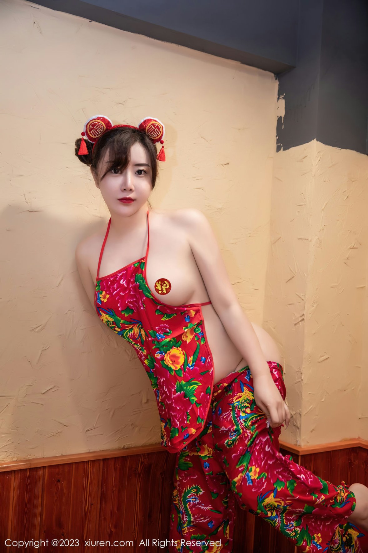 Xgyw.Net_XiuRen第6121期_模特王婉悠Queen餐桌场景东北大花布布兜秀惹火身材诱惑写真51P