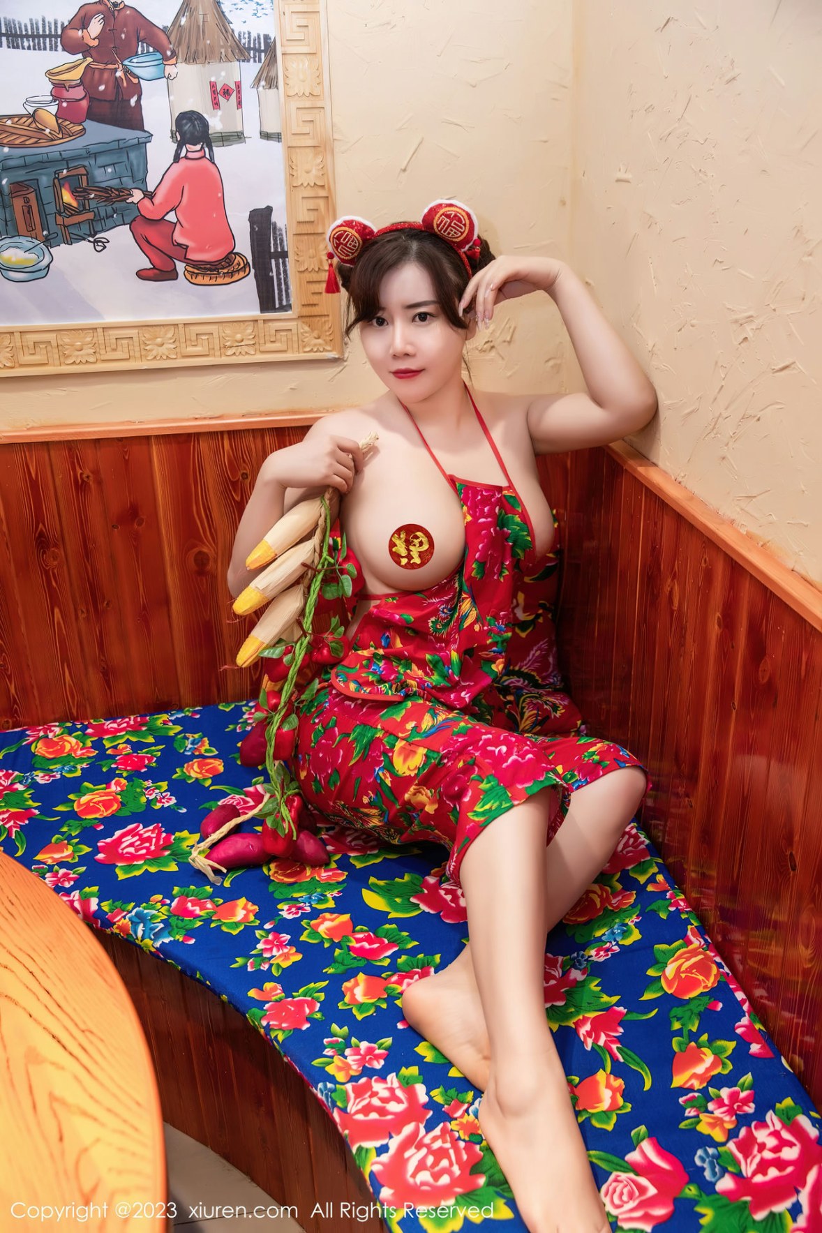 Xgyw.Net_XiuRen第6121期_模特王婉悠Queen餐桌场景东北大花布布兜秀惹火身材诱惑写真51P