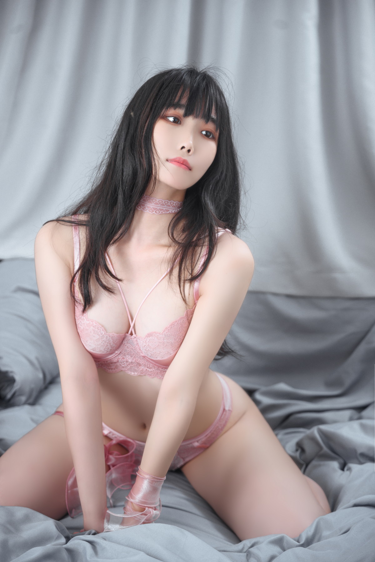 Xgyw.Net_网络美女汪知子蜜桃乌龙茶主题私房床上情趣捆绑粉红蕾丝内衣惹火诱惑写真32P