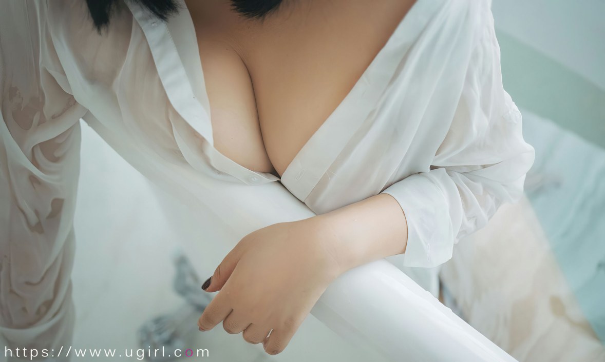 Xgyw.Net_[Ugirls爱尤物]No.2499_模特伊诺私房低胸吊裙 浴室白衬衫湿身秀丰满身材诱惑写真35P