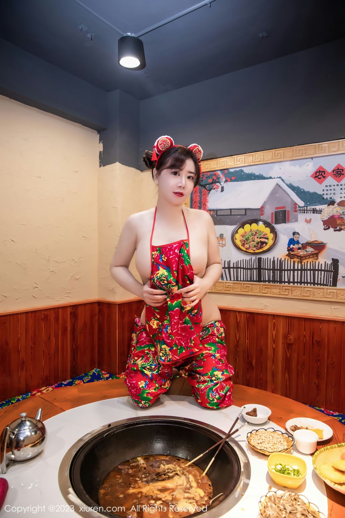 Xgyw.Net_XiuRen第6121期_模特王婉悠Queen餐桌场景东北大花布布兜秀惹火身材诱惑写真51P
