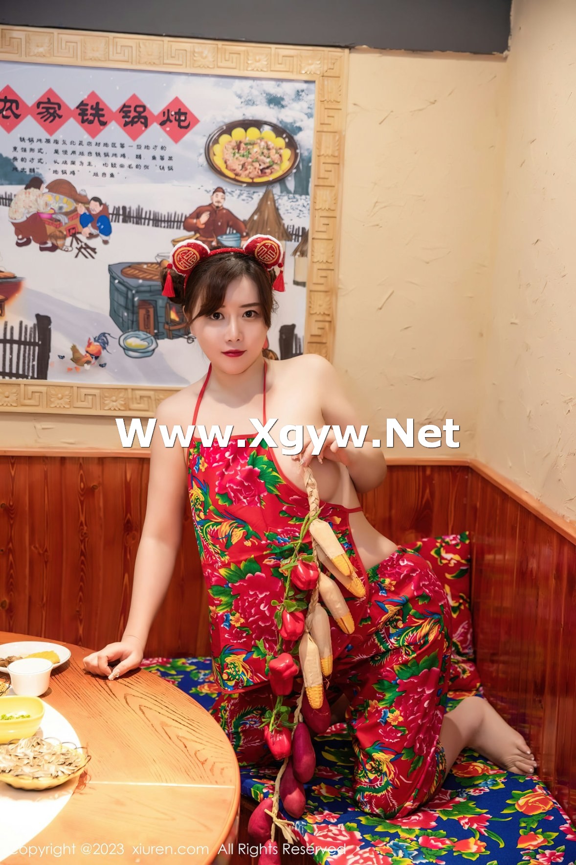 Xgyw.Net_XiuRen第6121期_模特王婉悠Queen餐桌场景东北大花布布兜秀惹火身材诱惑写真51P