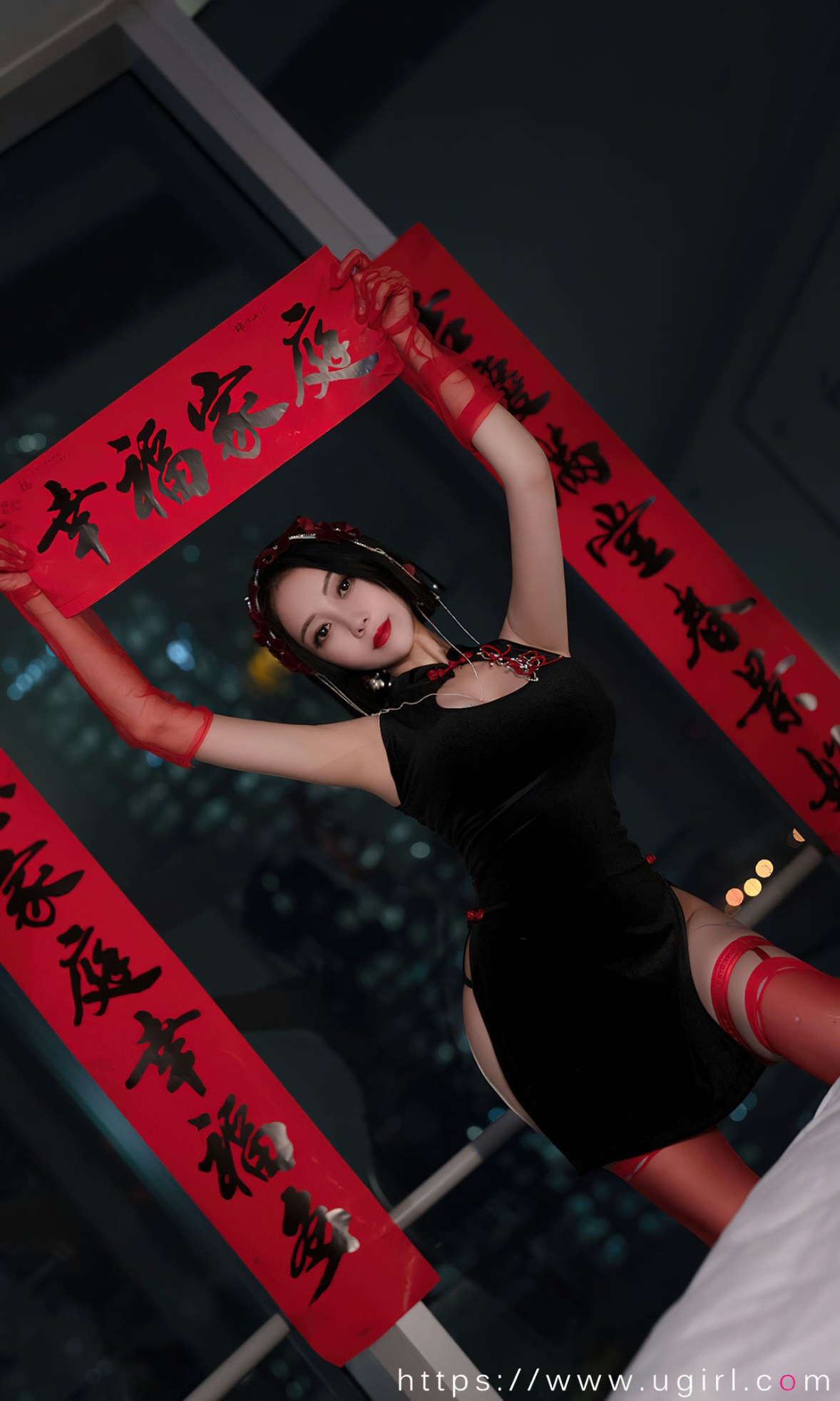 Xgyw.Net_[Ugirls爱尤物]No.2500_模特果儿性感黑色低胸情趣短旗袍配红丝袜秀完美身材诱惑写真35P