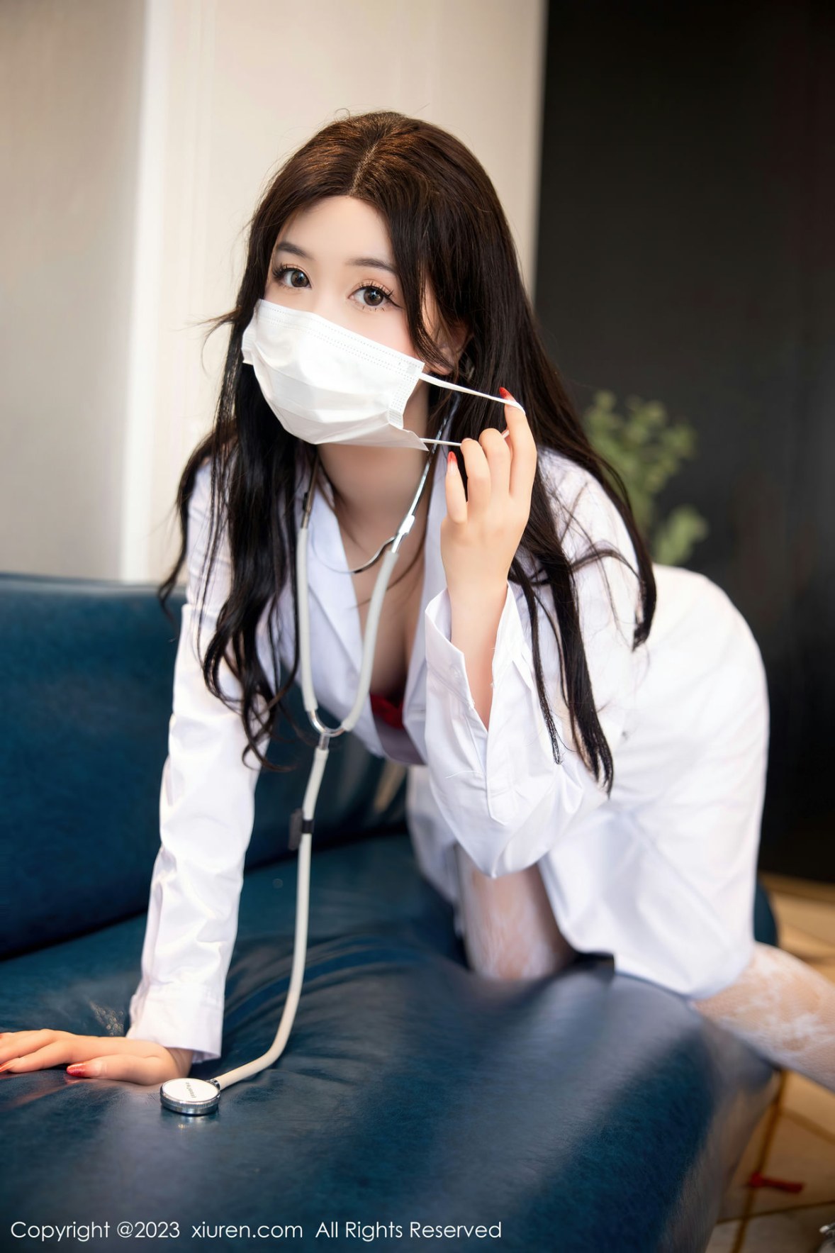 Xgyw.Net_XiuRen第6130期_模特江真真护士服露红色蕾丝内衣配蕾丝袜秀曼妙身姿诱惑写真105P