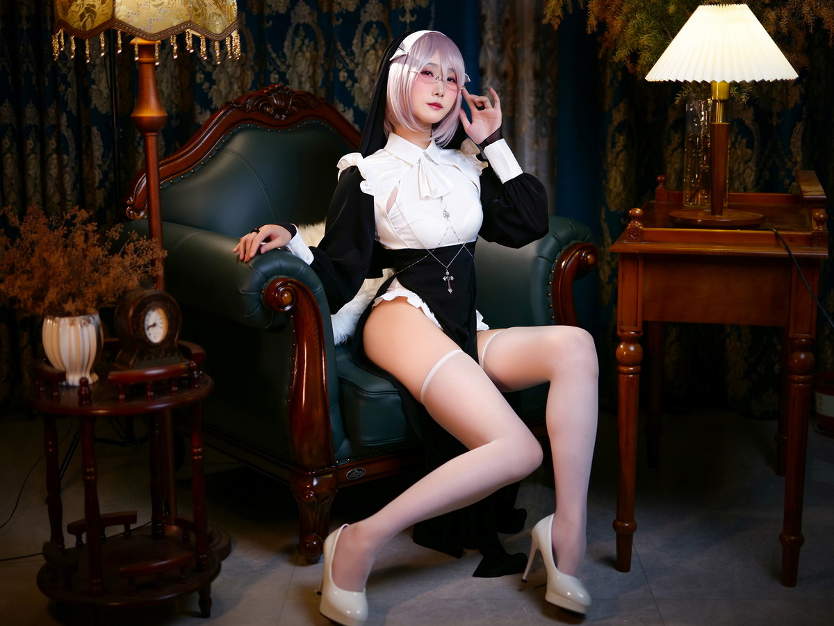 Xgyw.Net_网红美女晓美妈痴-修女主题性感白色高叉连体衣配白丝袜秀翘臀美腿诱惑写真60P