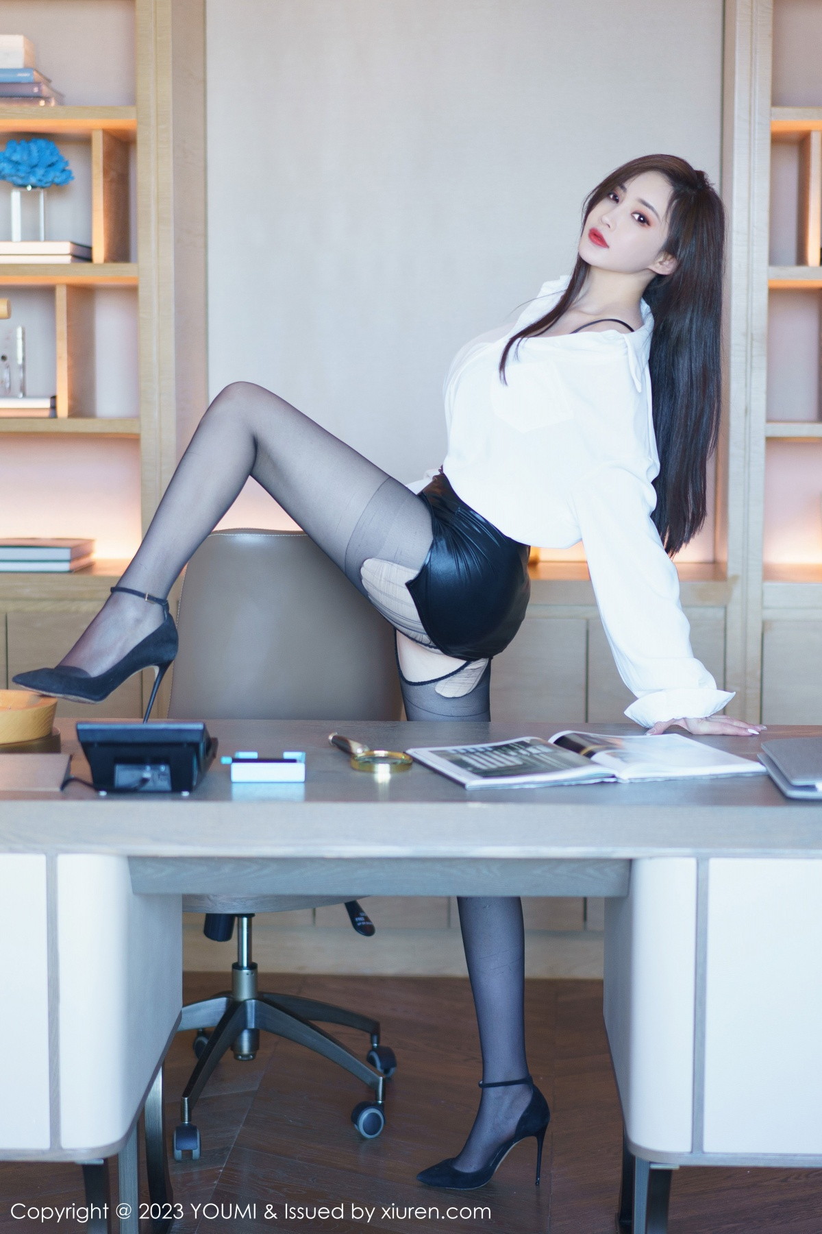 Xgyw.Net_[YouMi尤蜜荟]Vol.890_女神Carol周妍希白色上衣配黑短裙露性感内衣破烂黑丝诱惑写真97P