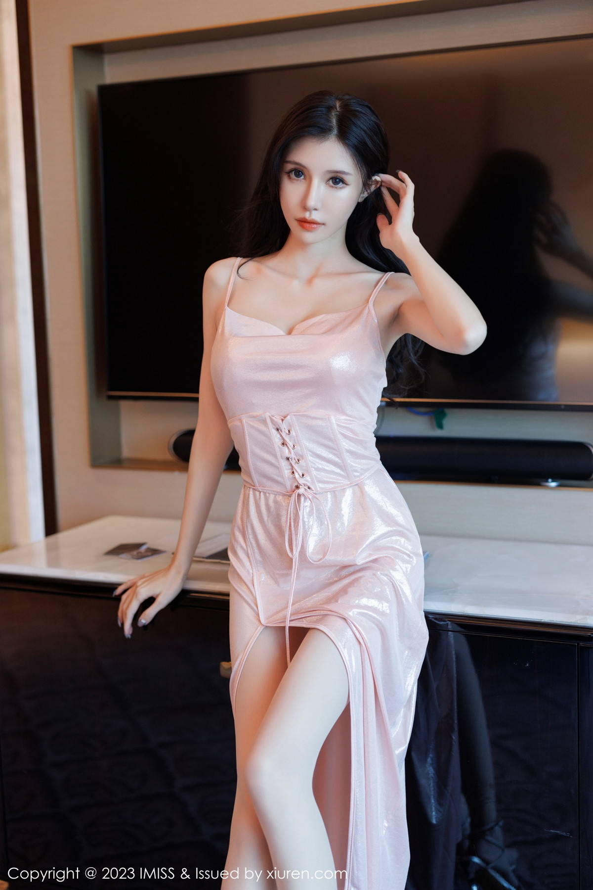 Xgyw.Net_[IMISS爱蜜社]Vol.711_模特泥鳅鳅酒店场景粉色吊带裙露蕾丝内衣配超薄肉丝诱惑写真66P