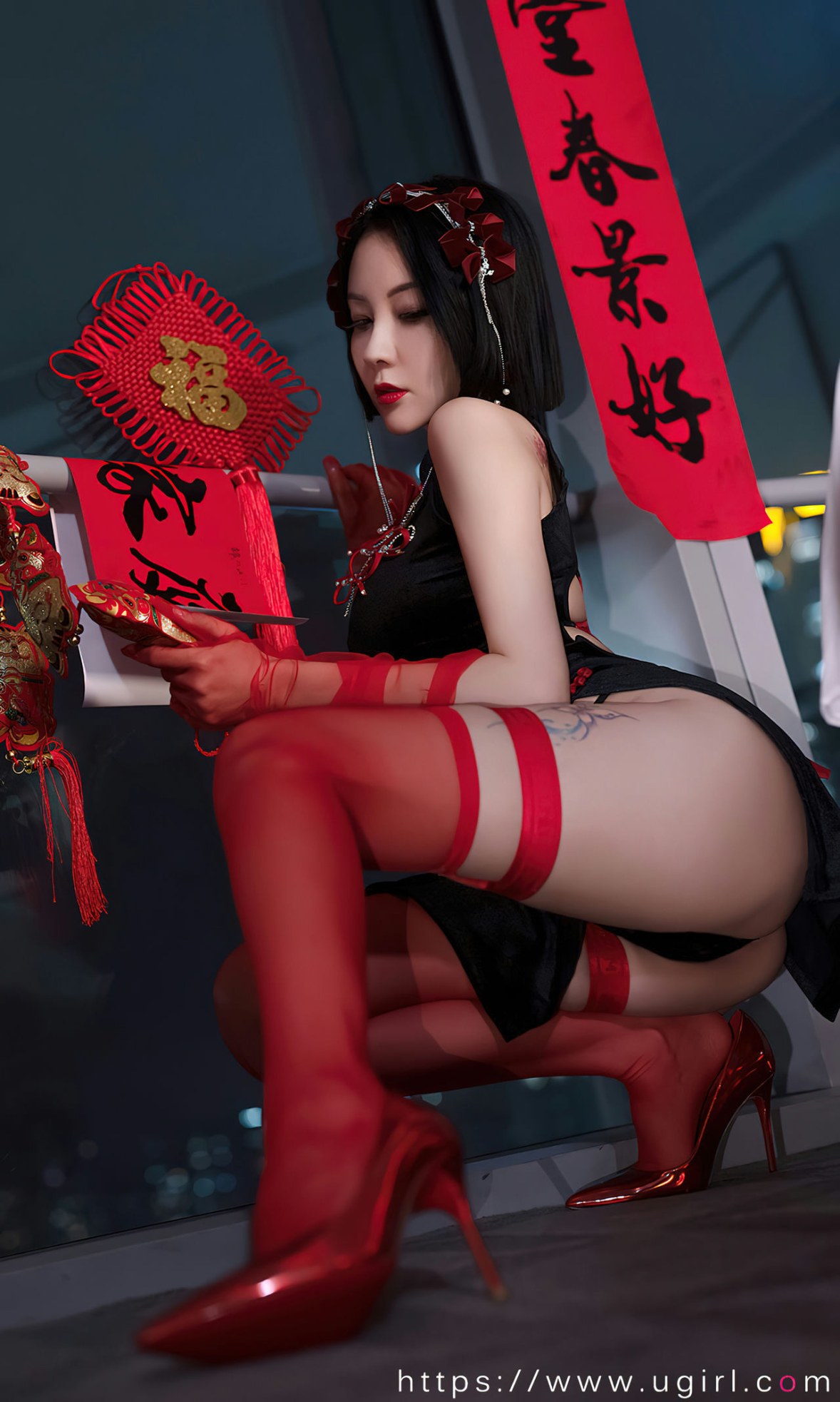 Xgyw.Net_[Ugirls爱尤物]No.2500_模特果儿性感黑色低胸情趣短旗袍配红丝袜秀完美身材诱惑写真35P