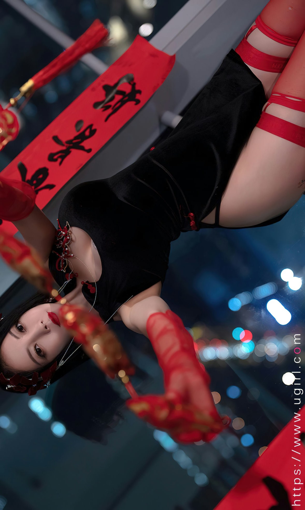 Xgyw.Net_[Ugirls爱尤物]No.2500_模特果儿性感黑色低胸情趣短旗袍配红丝袜秀完美身材诱惑写真35P