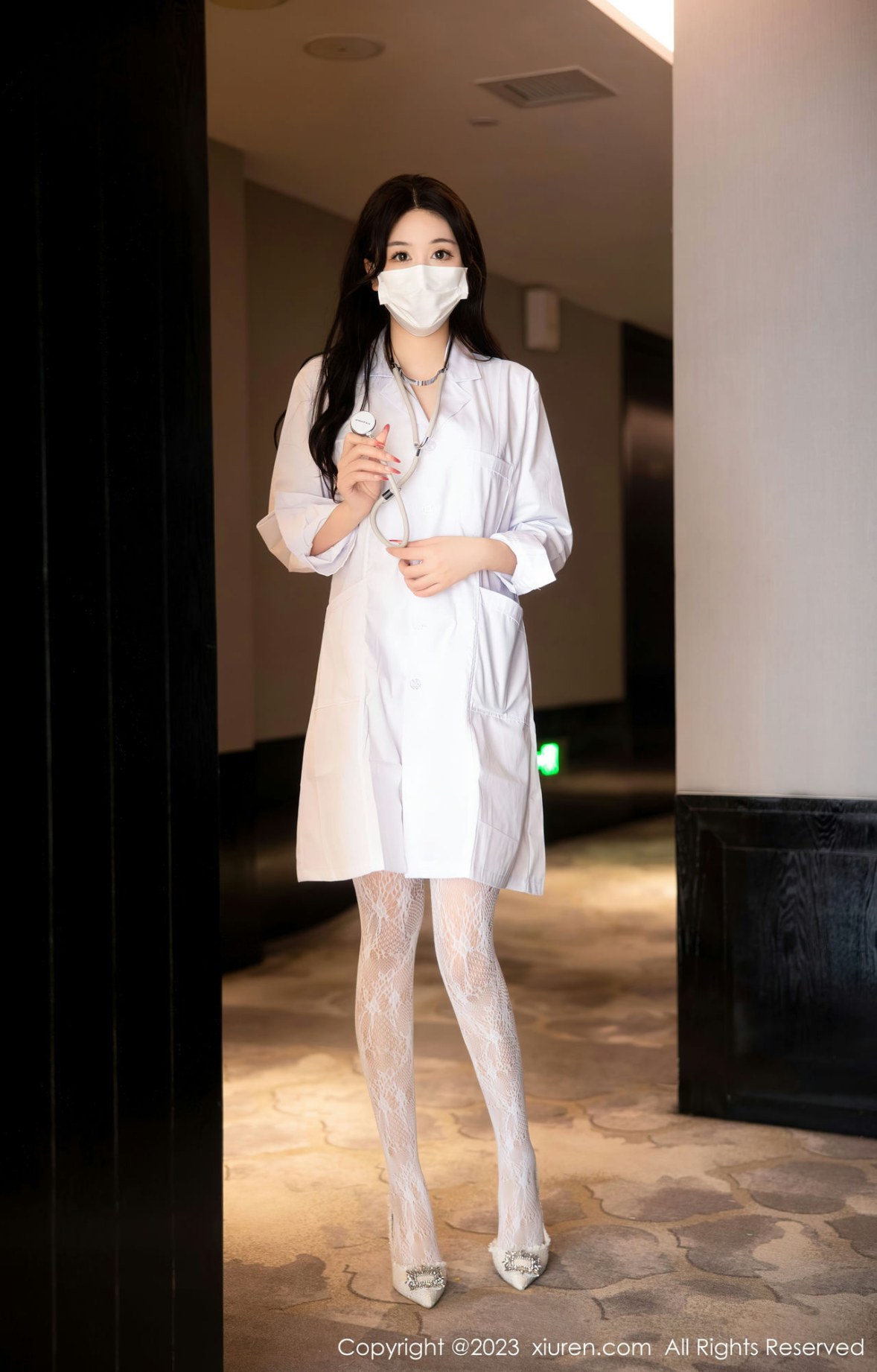 Xgyw.Net_XiuRen第6130期_模特江真真护士服露红色蕾丝内衣配蕾丝袜秀曼妙身姿诱惑写真105P