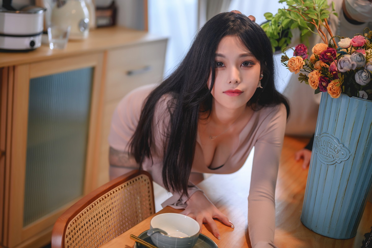 Xgyw.Net_萌系小姐姐蜜汁猫裘太太三部曲主题私房情趣女仆装露豪乳血滴子遮点诱惑写真121P