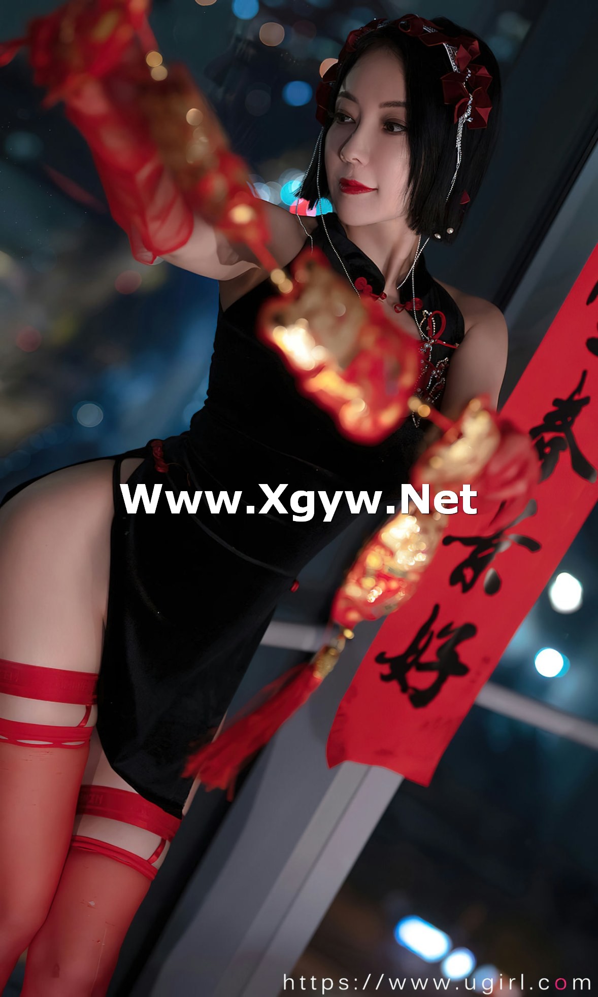 Xgyw.Net_[Ugirls爱尤物]No.2500_模特果儿性感黑色低胸情趣短旗袍配红丝袜秀完美身材诱惑写真35P