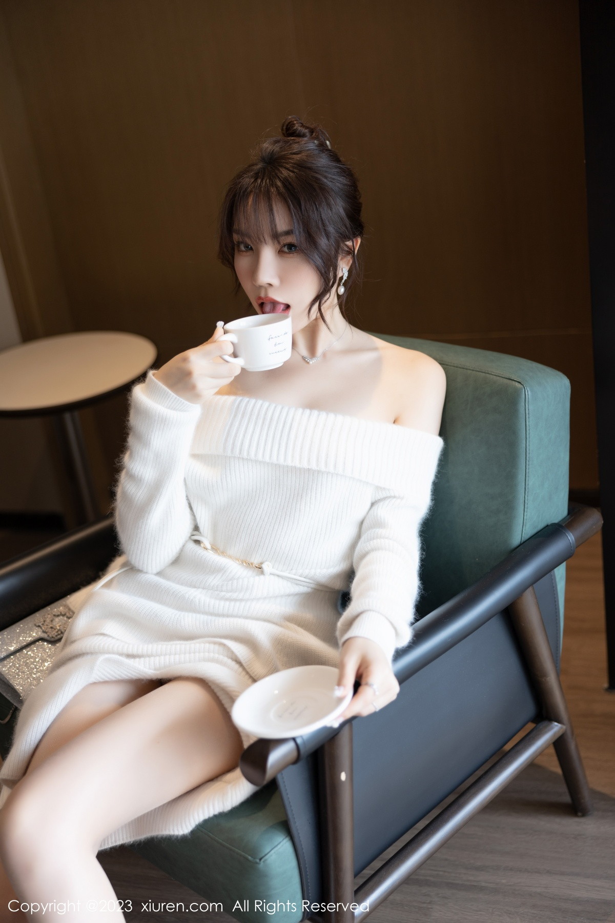 Xgyw.Net_XiuRen第6132期_女神徐莉芝Booty脱露肩连衣长裙露性感白色蕾丝内衣诱惑写真83P