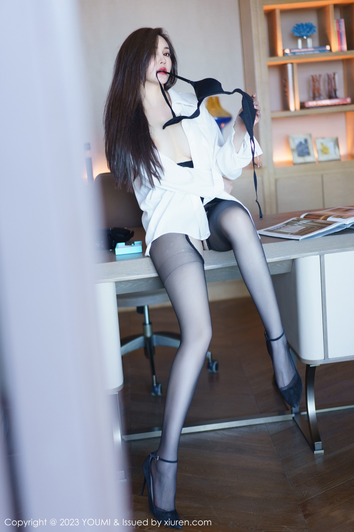 Xgyw.Net_[YouMi尤蜜荟]Vol.890_女神Carol周妍希白色上衣配黑短裙露性感内衣破烂黑丝诱惑写真97P