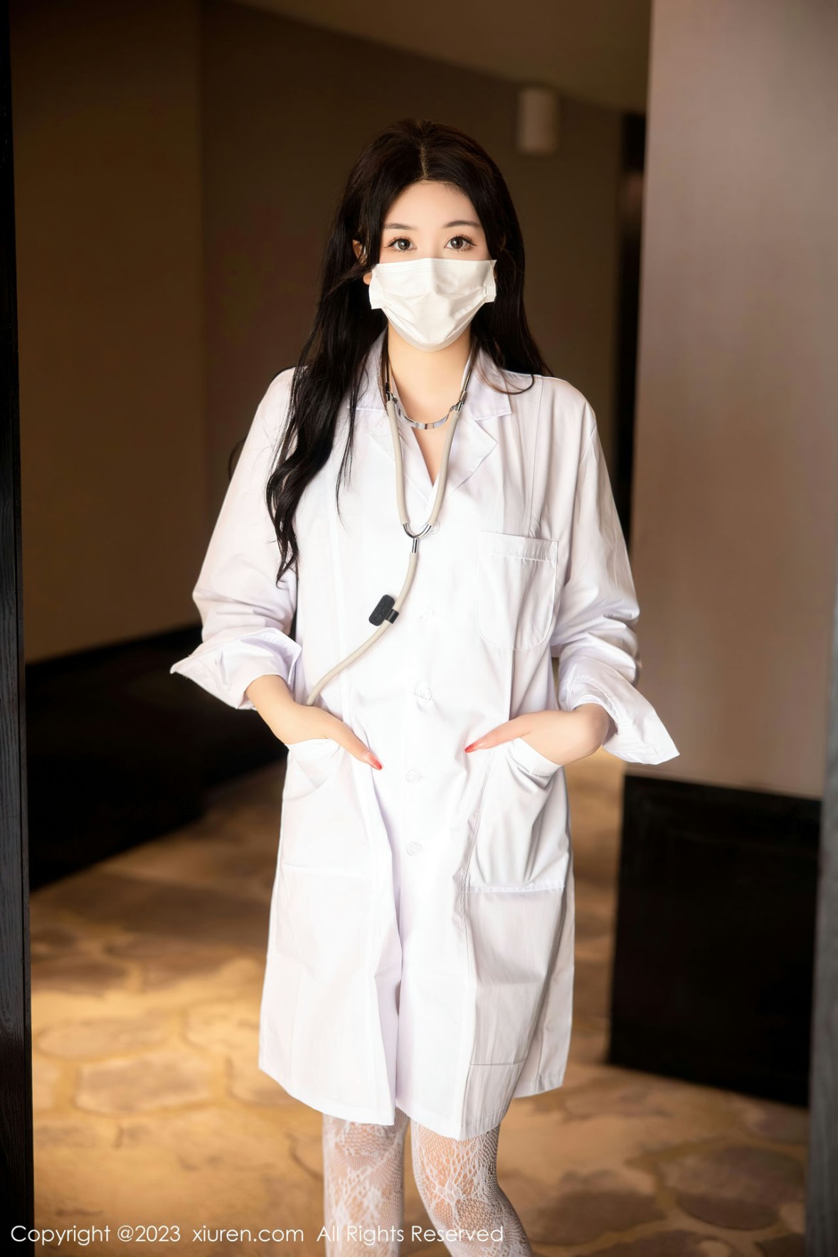 Xgyw.Net_XiuRen第6130期_模特江真真护士服露红色蕾丝内衣配蕾丝袜秀曼妙身姿诱惑写真105P